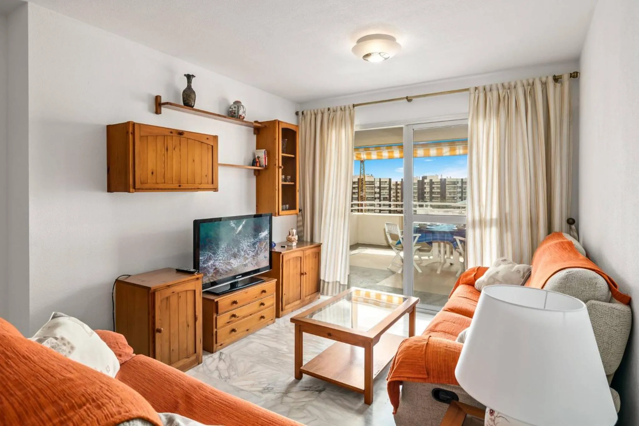 Communal lounge/ TV room in Amazing 3Br, 2 Bath Apart, Close to the Sea