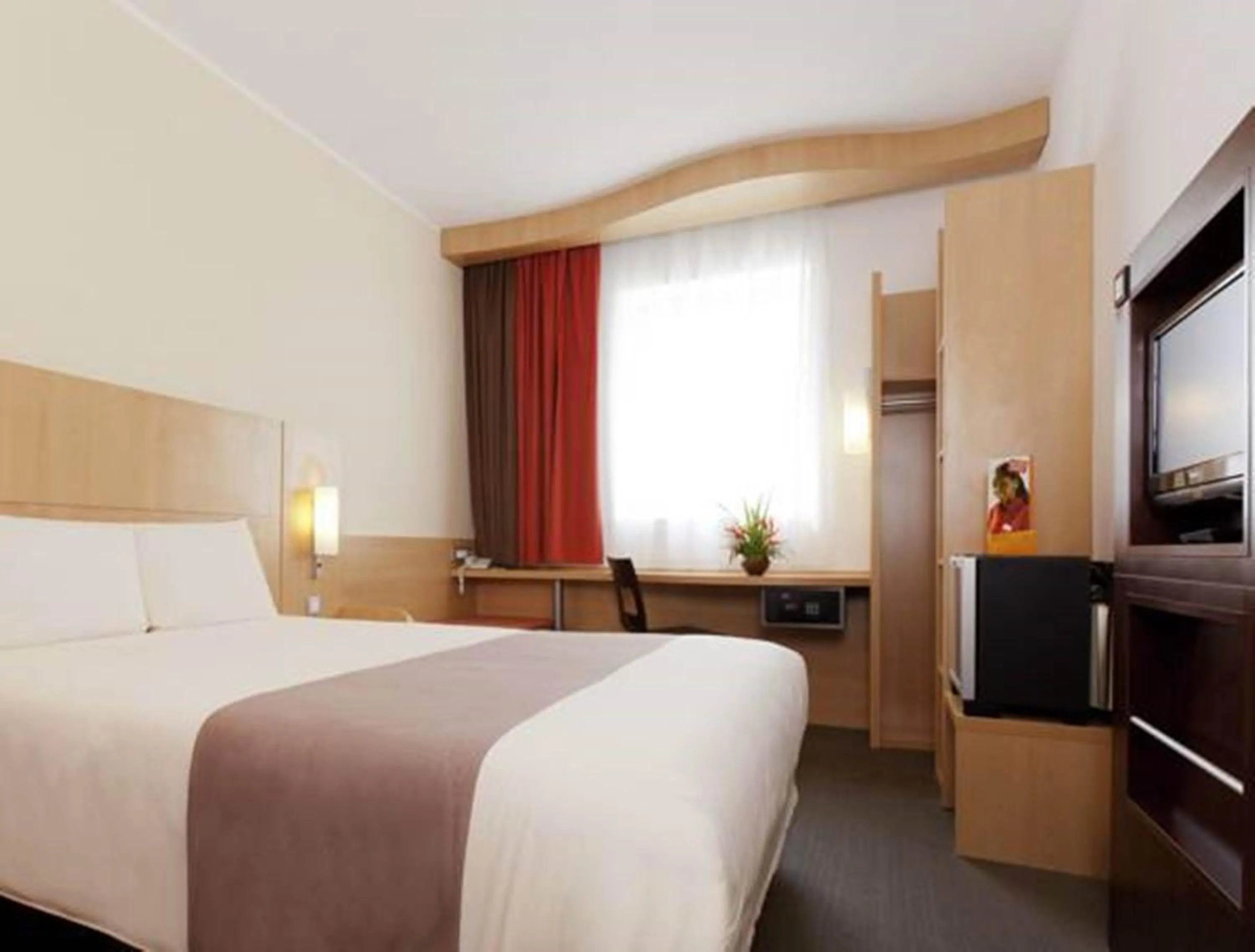 Photo of the whole room, Bed in Ibis Malabo