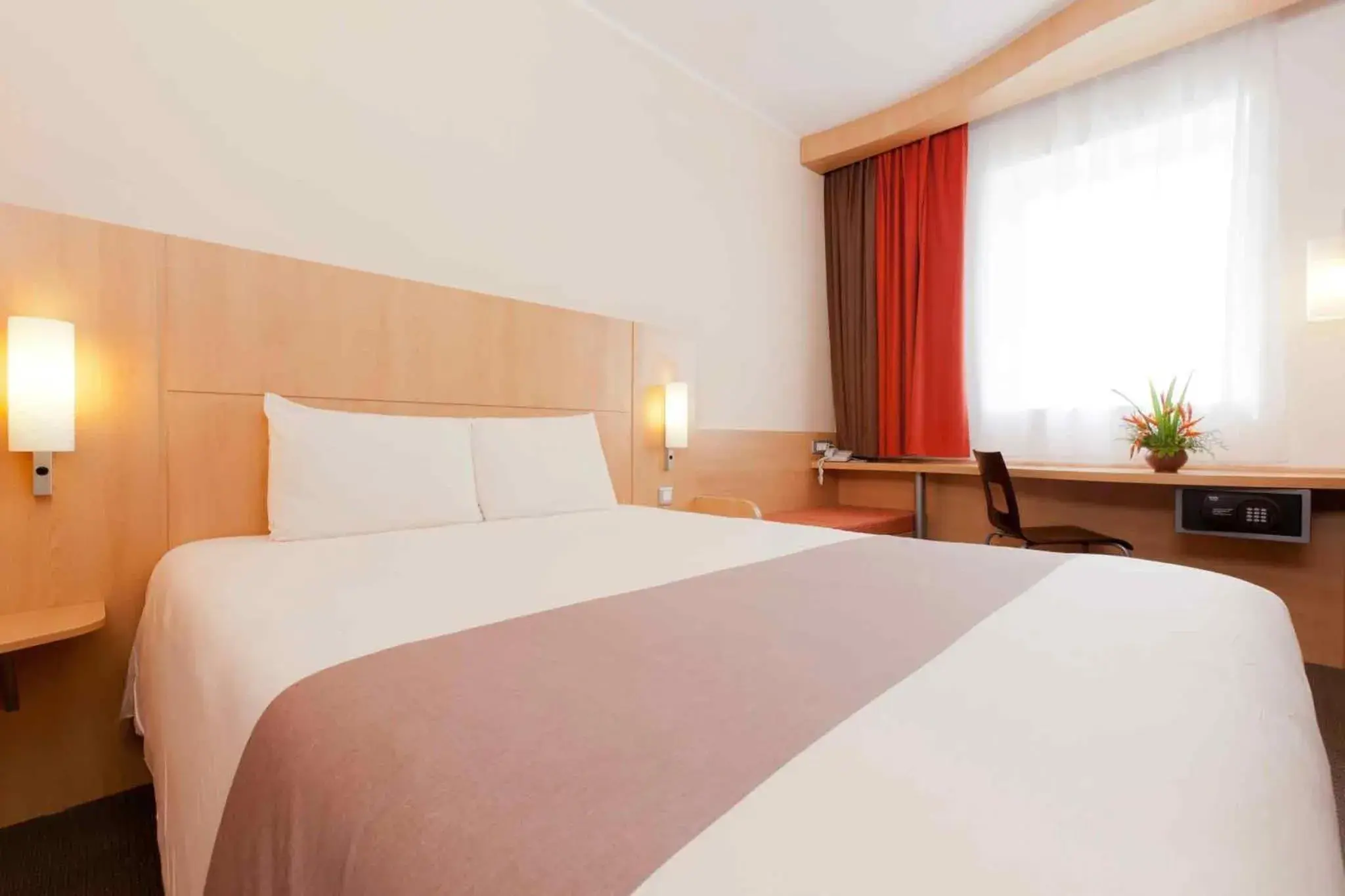 Bedroom in Ibis Malabo Bedroom in Ibis Malabo