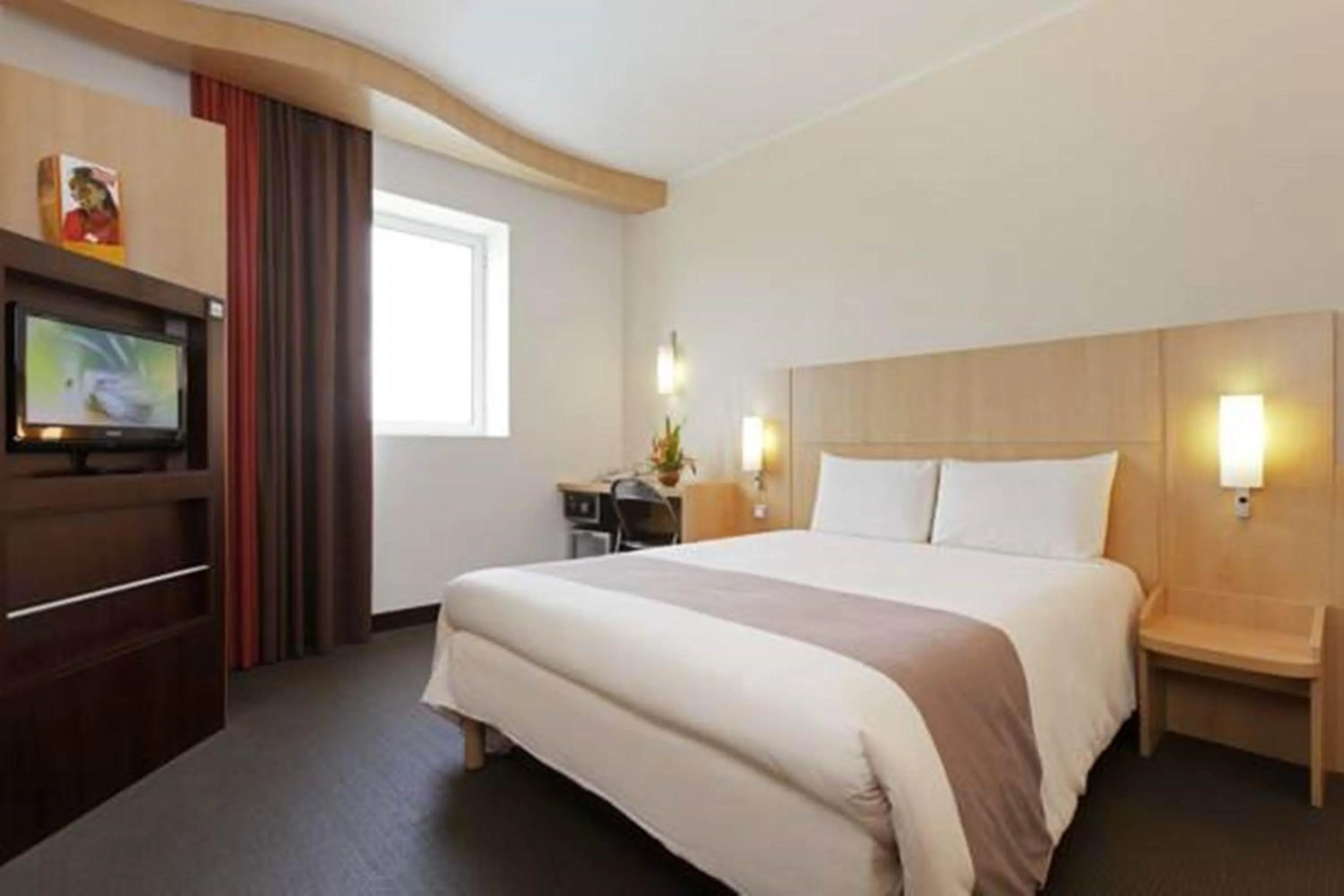 Photo of the whole room, Bed in Ibis Malabo