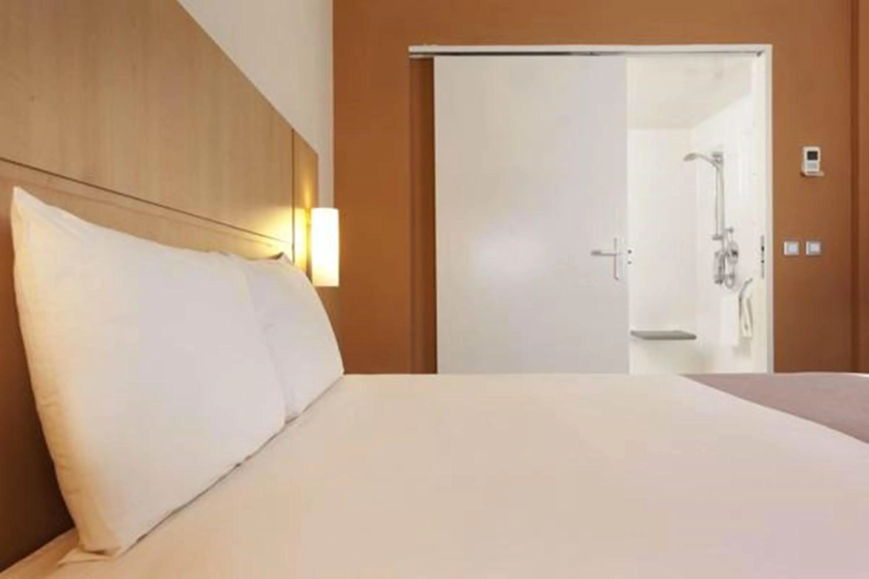 Photo of the whole room, Bed in Ibis Malabo