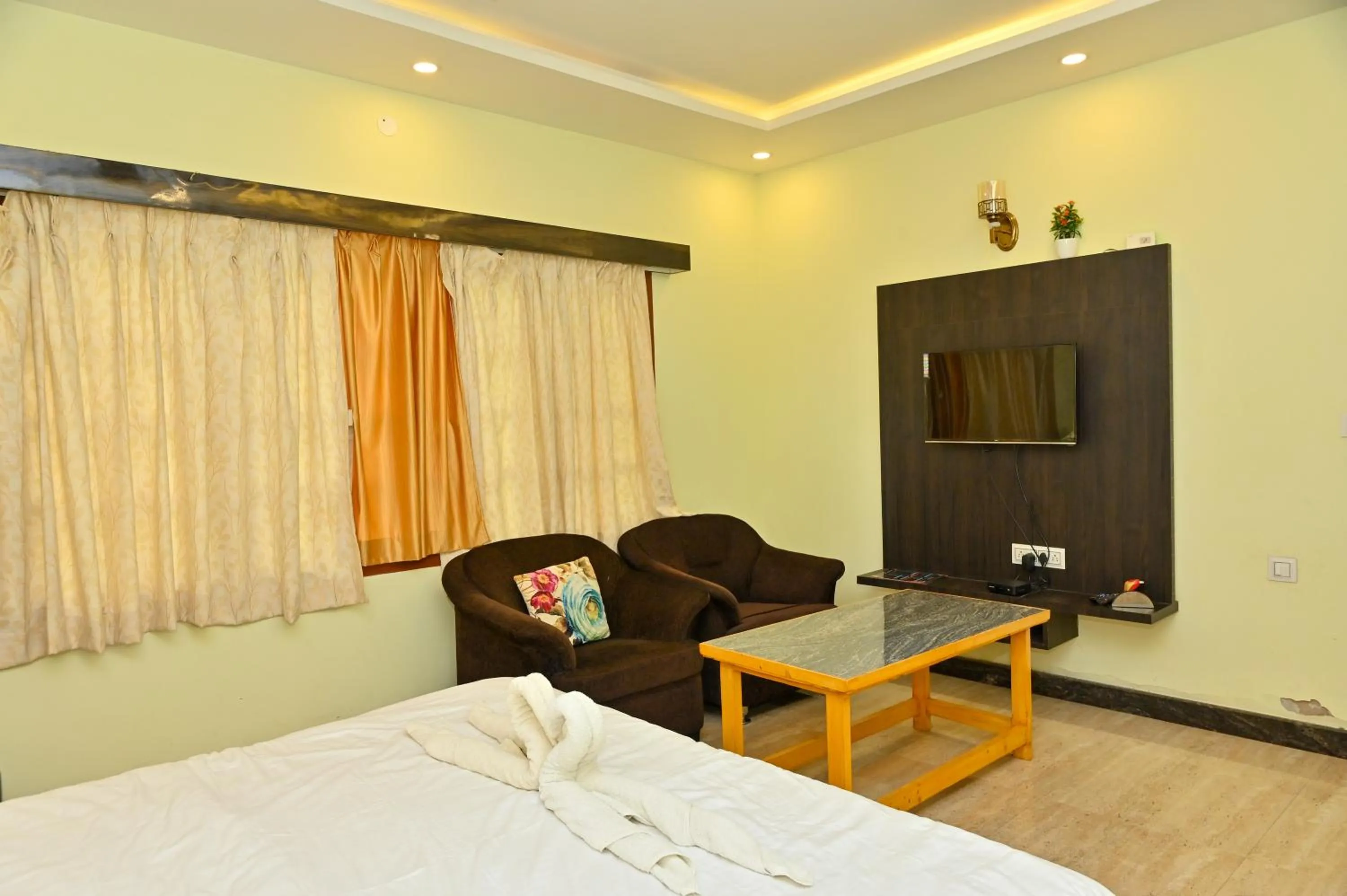 Communal lounge/ TV room in NAVARATHNA International resort