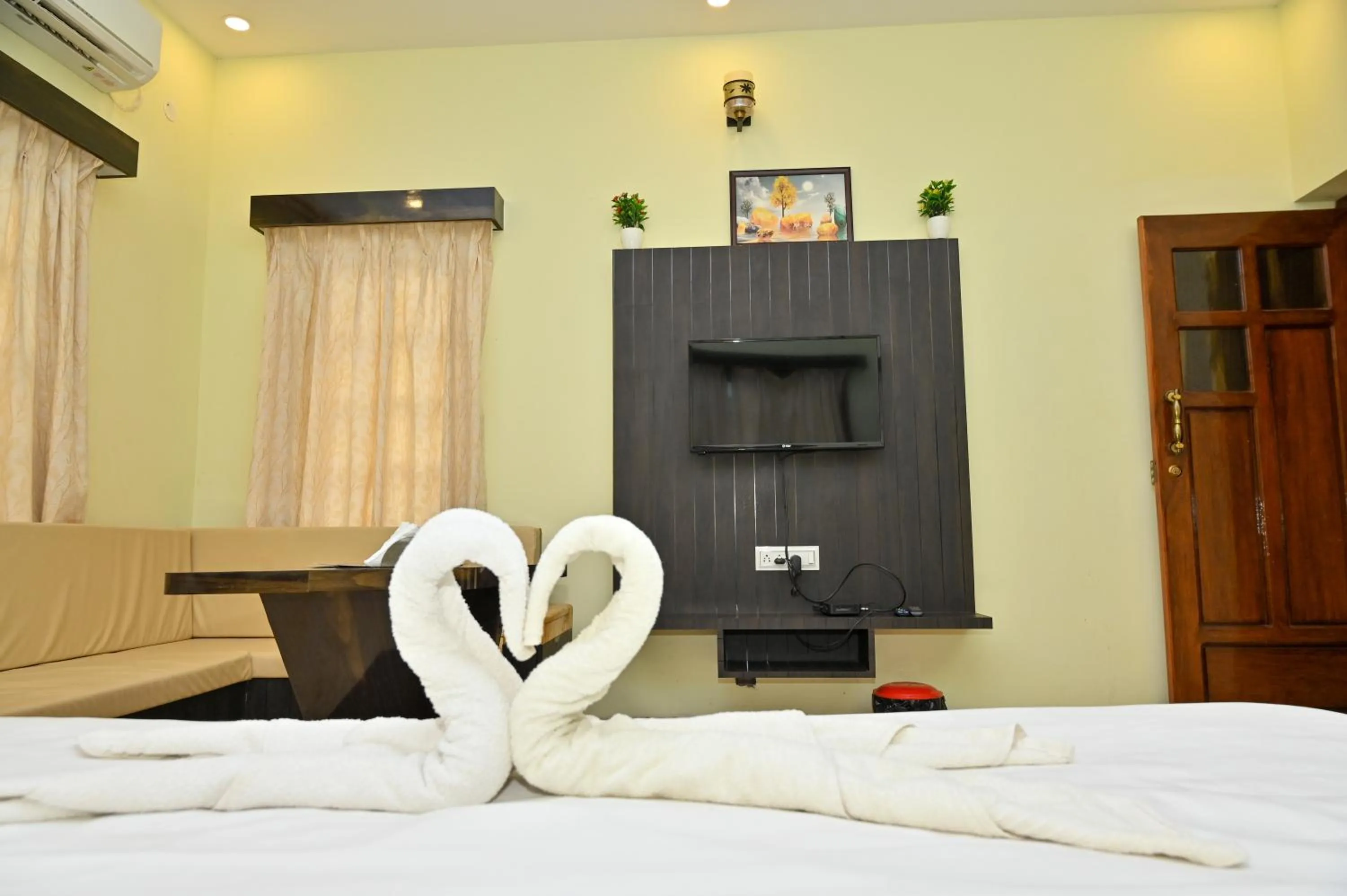 Communal lounge/ TV room in NAVARATHNA International resort