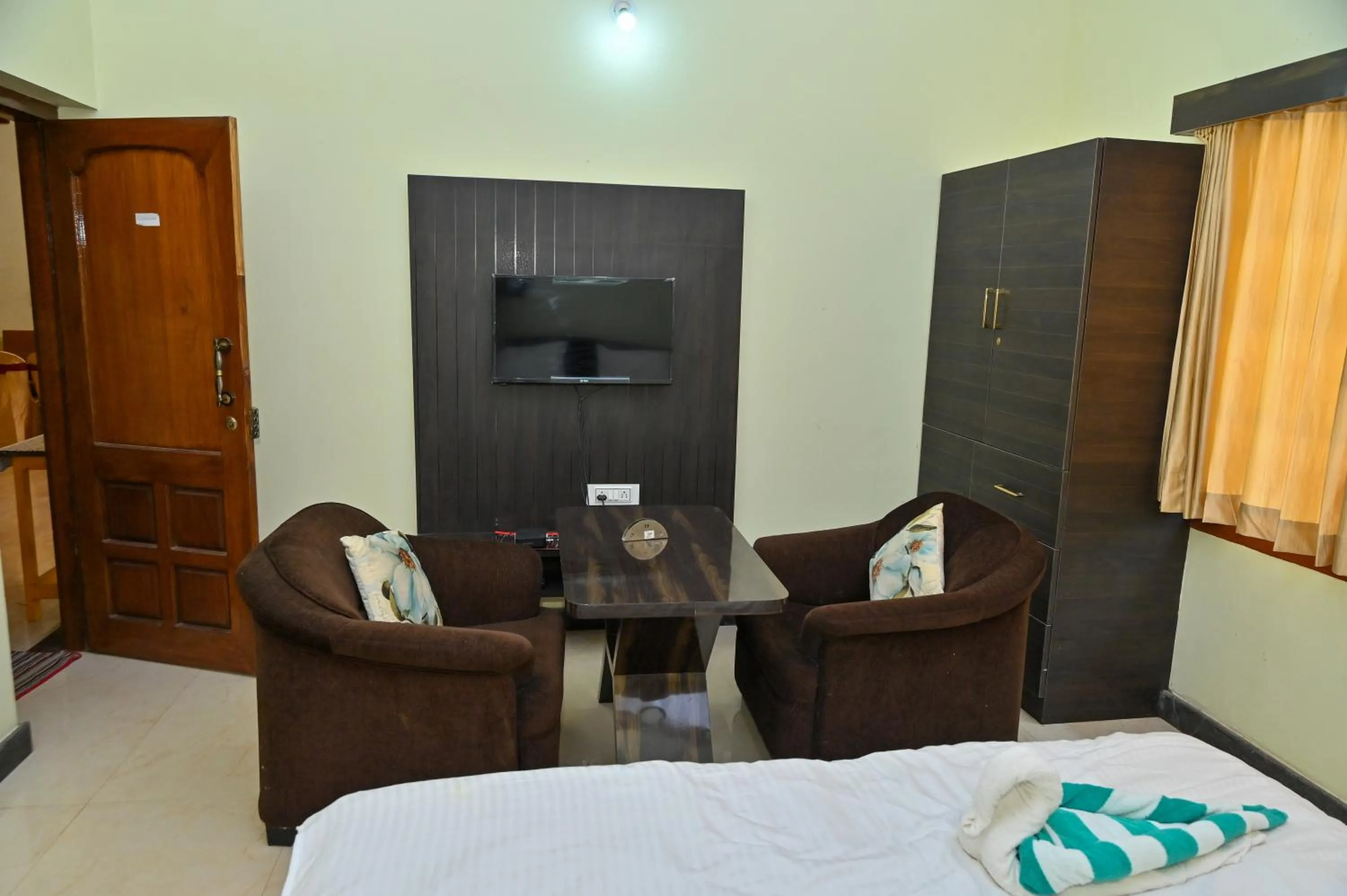 Communal lounge/ TV room in NAVARATHNA International resort