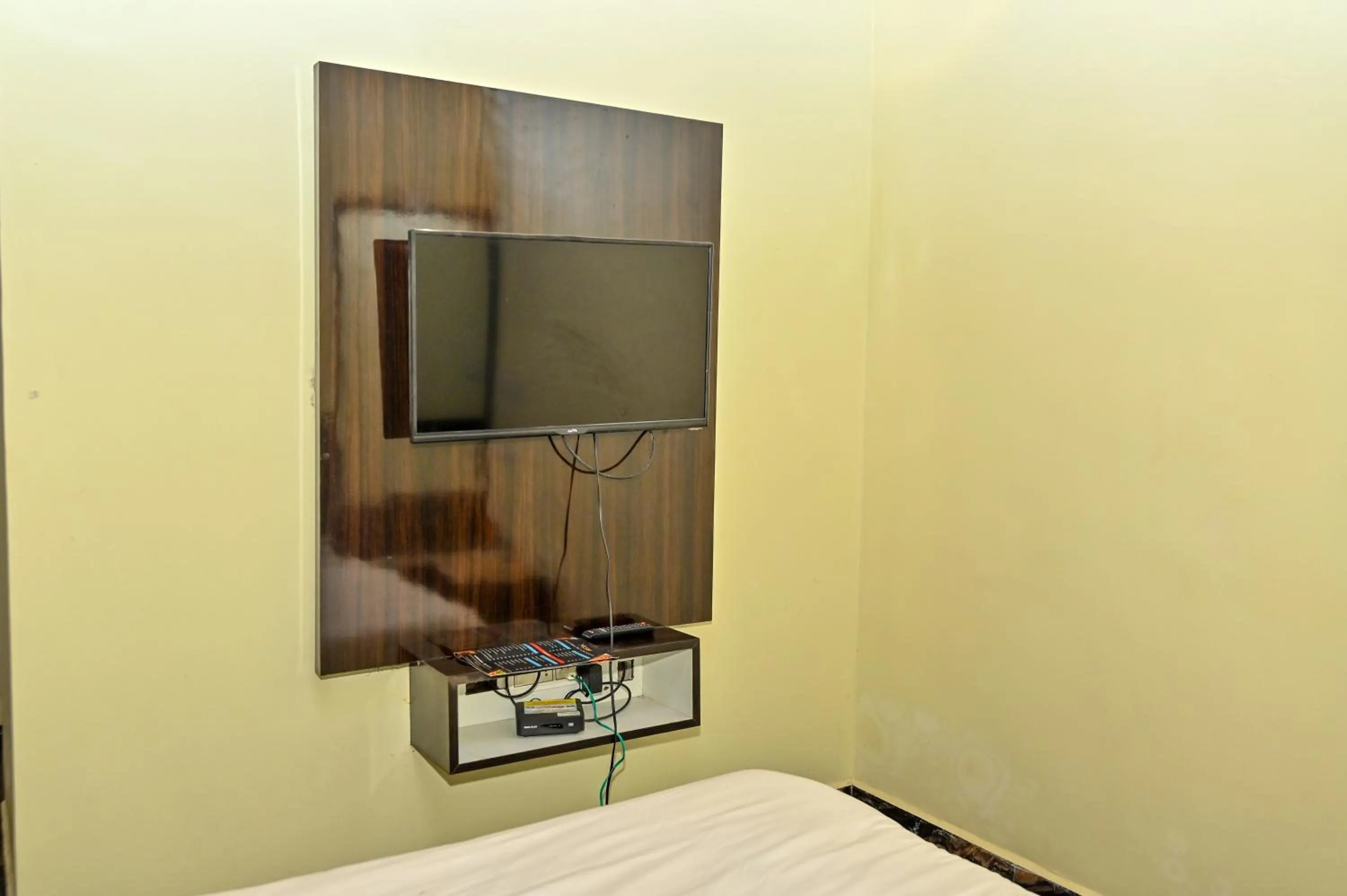 Communal lounge/ TV room in NAVARATHNA International resort