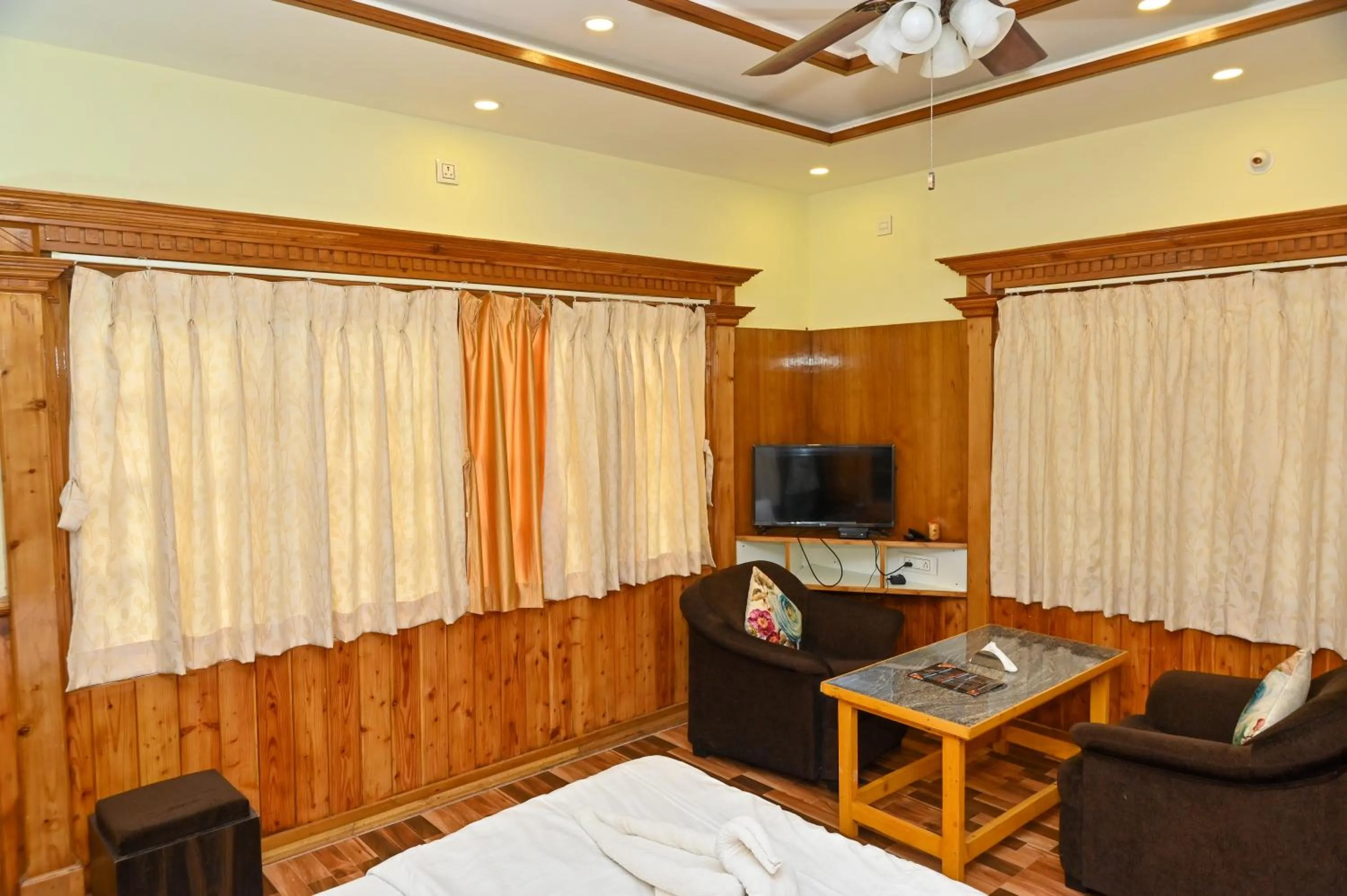 Communal lounge/ TV room in NAVARATHNA International resort