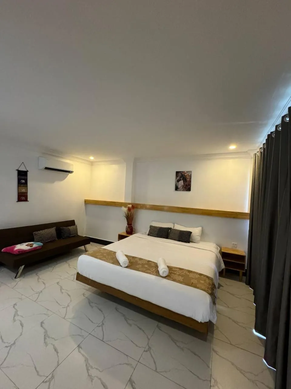 Seating area, Bed in SAMOT KHSACH RESORT ll