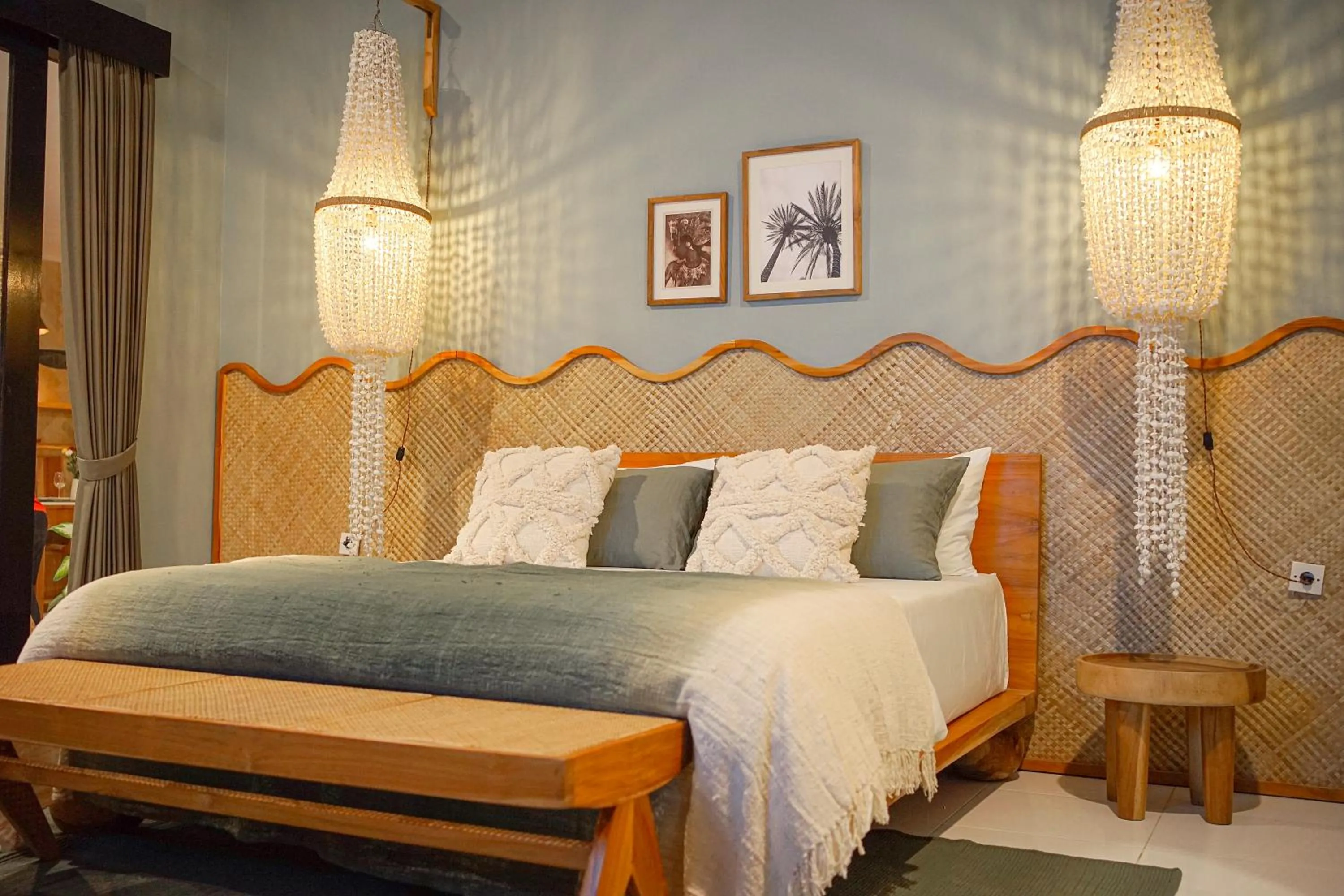 Bathroom, Bed in Villa La Familia Dua