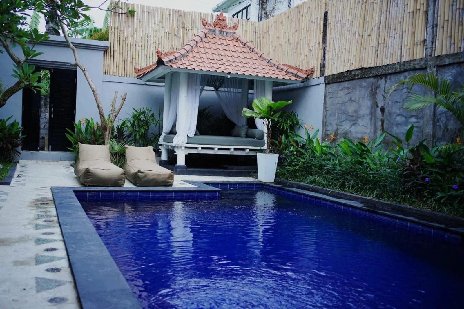 Pool view in Villa La Familia Dua