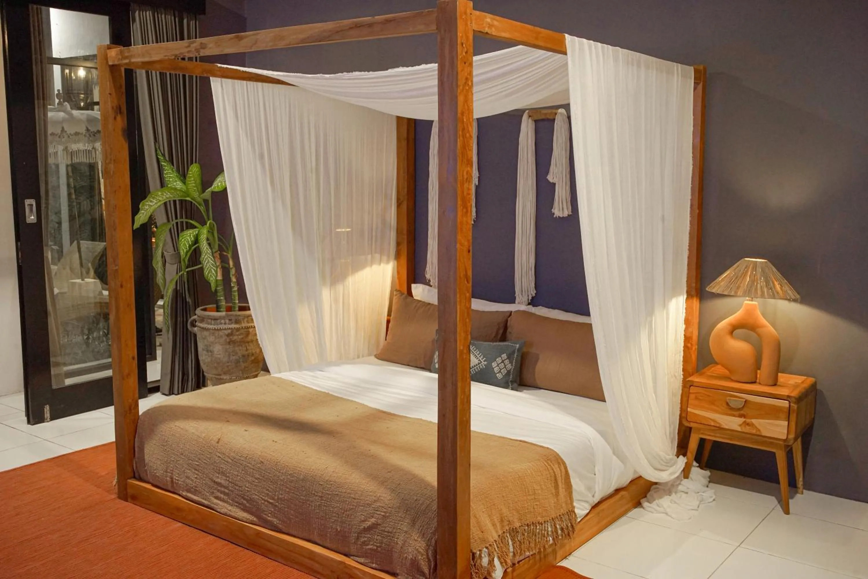 Bathroom, Bed in Villa La Familia Dua