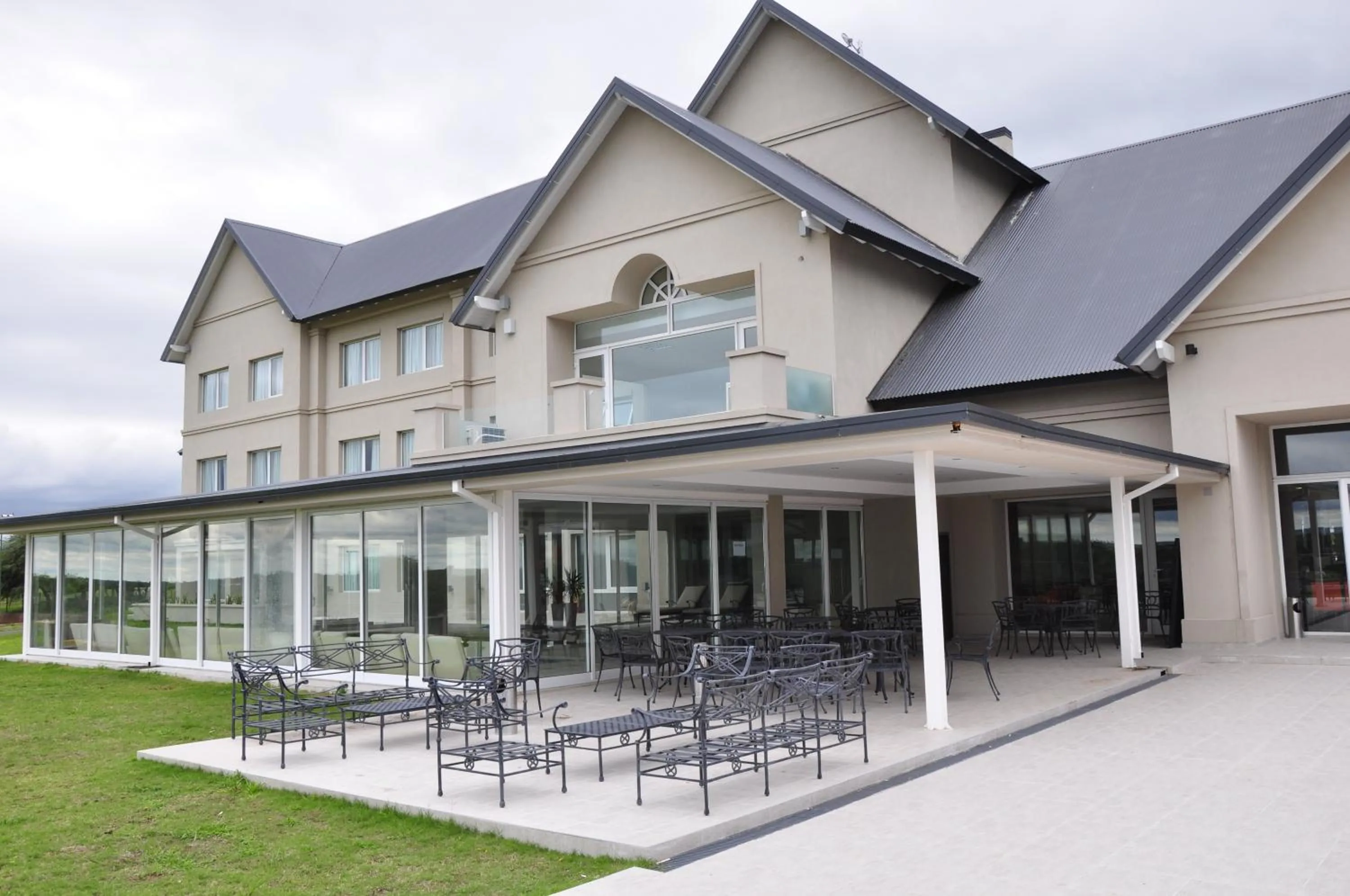 Property building in Howard Johnson Hotel Piedras Moras