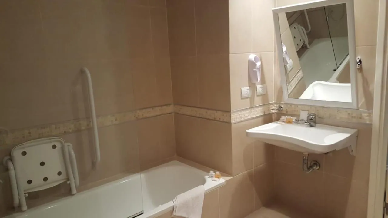 Shower in Howard Johnson Hotel Piedras Moras