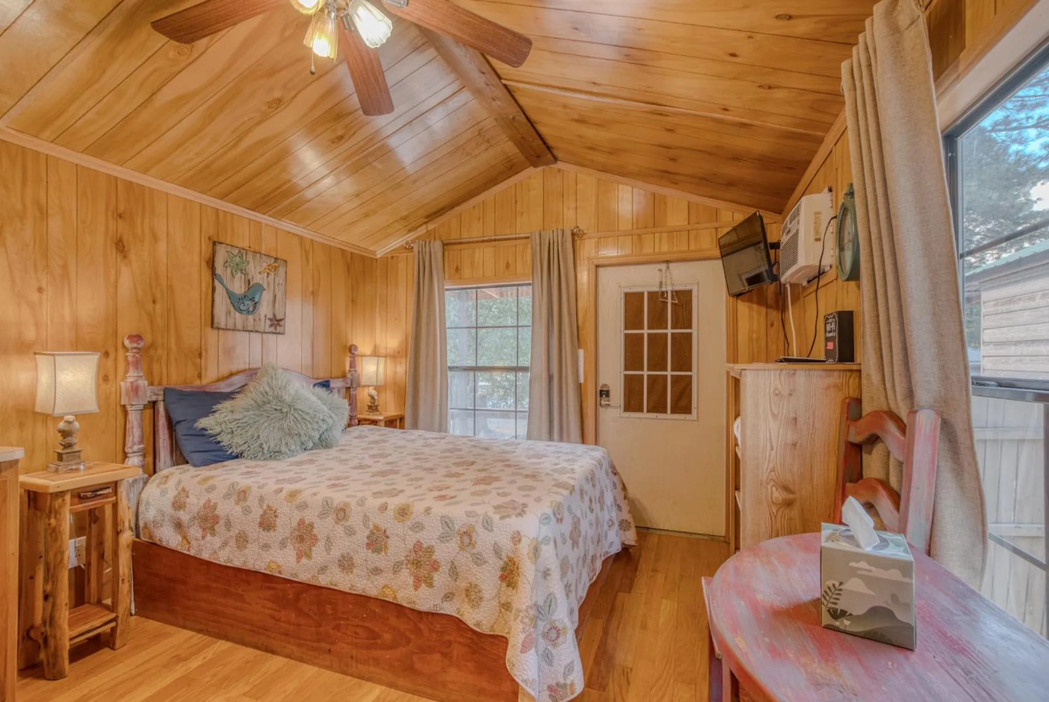 Bed in Enchanted Hideaway Cabins and Cottages