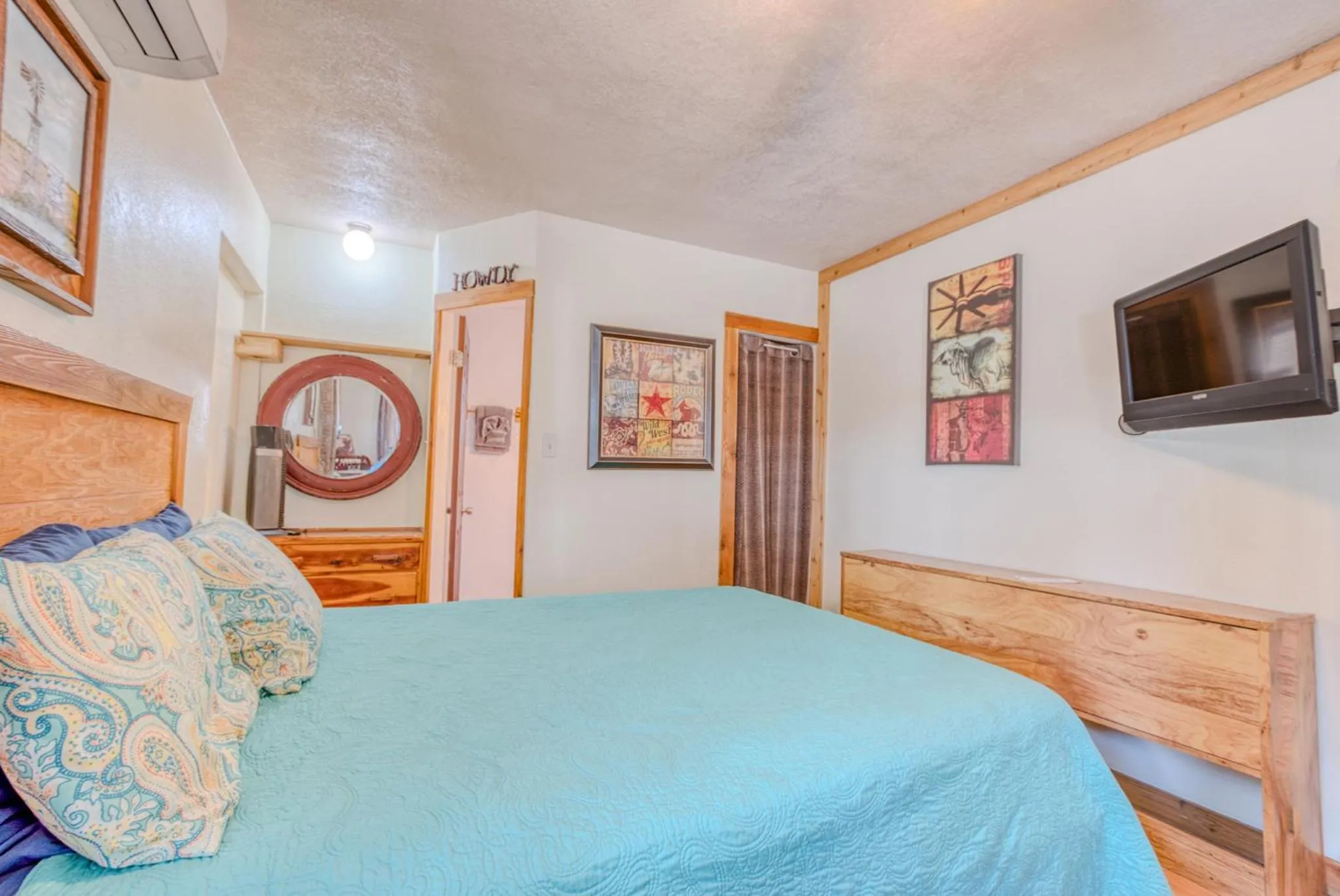 Bed in Enchanted Hideaway Cabins and Cottages