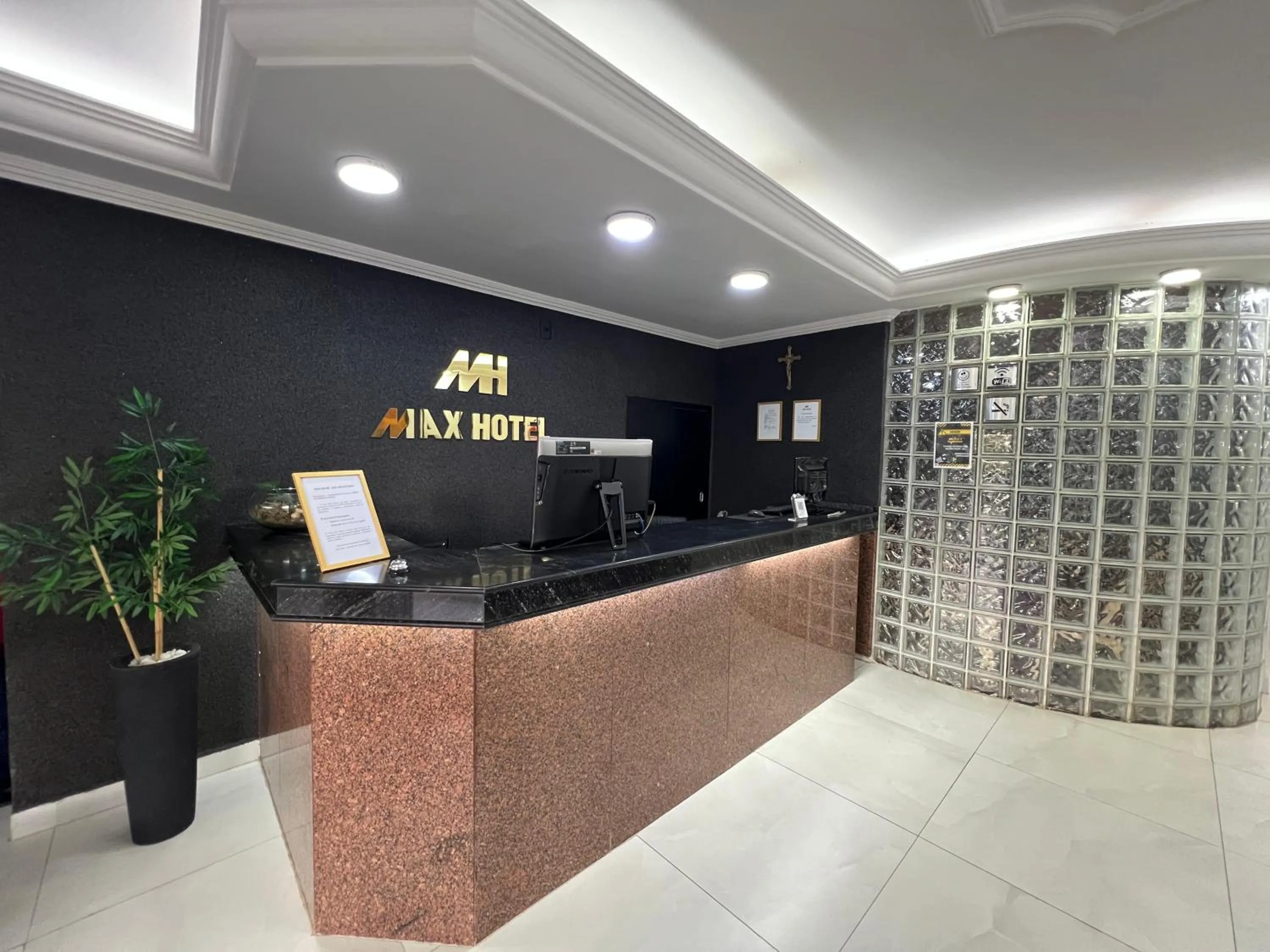 Max Hotel