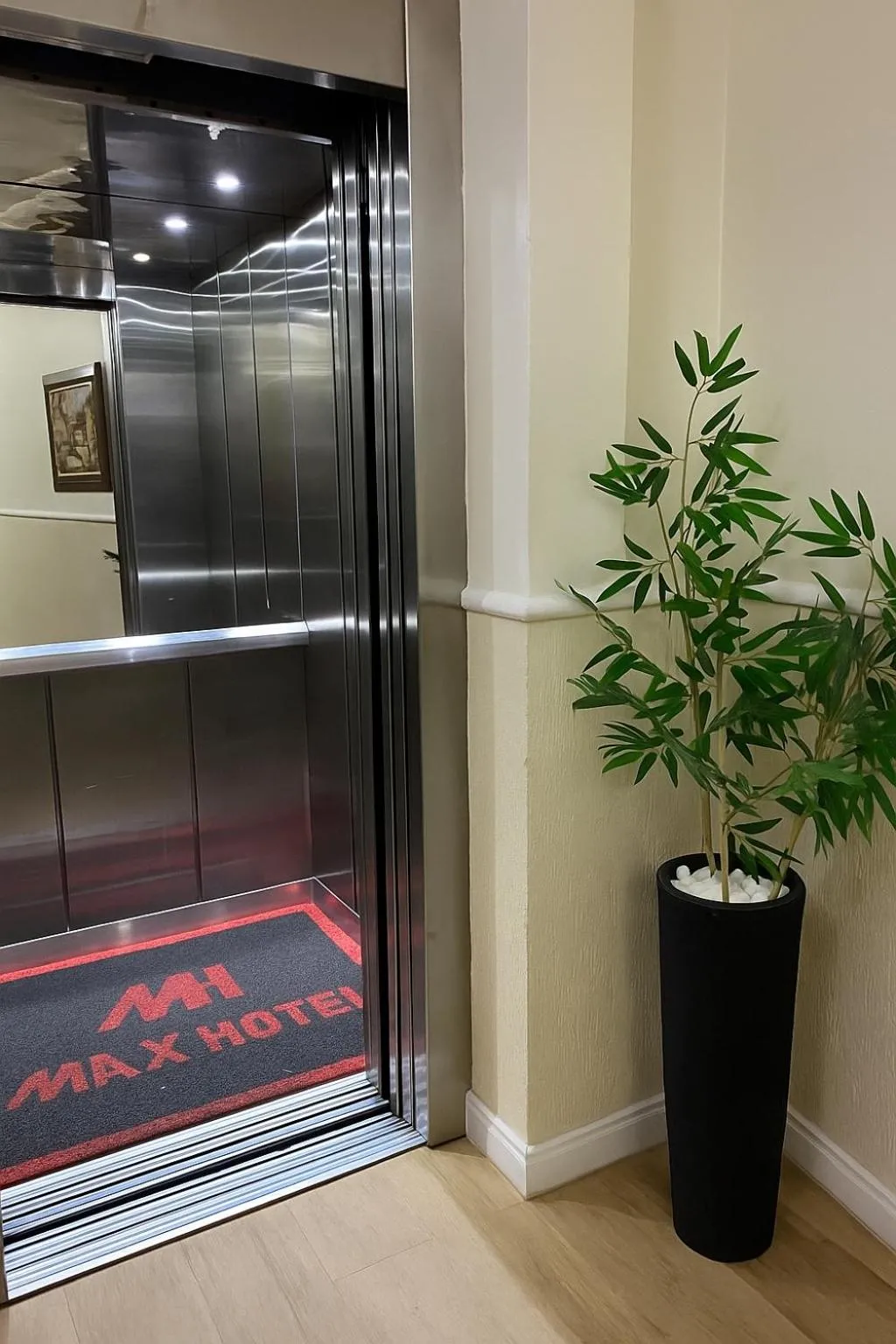 Max Hotel