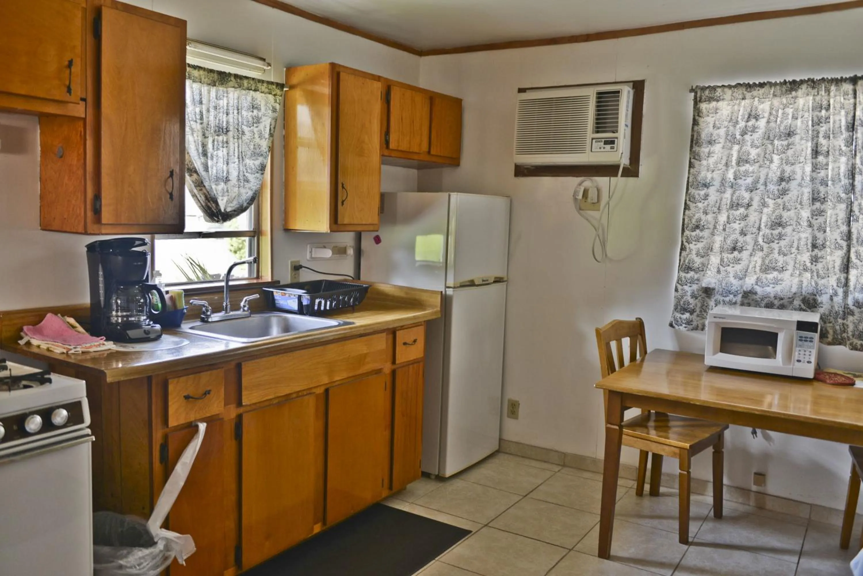Kitchen or kitchenette in Lake Ida Beach Resort
