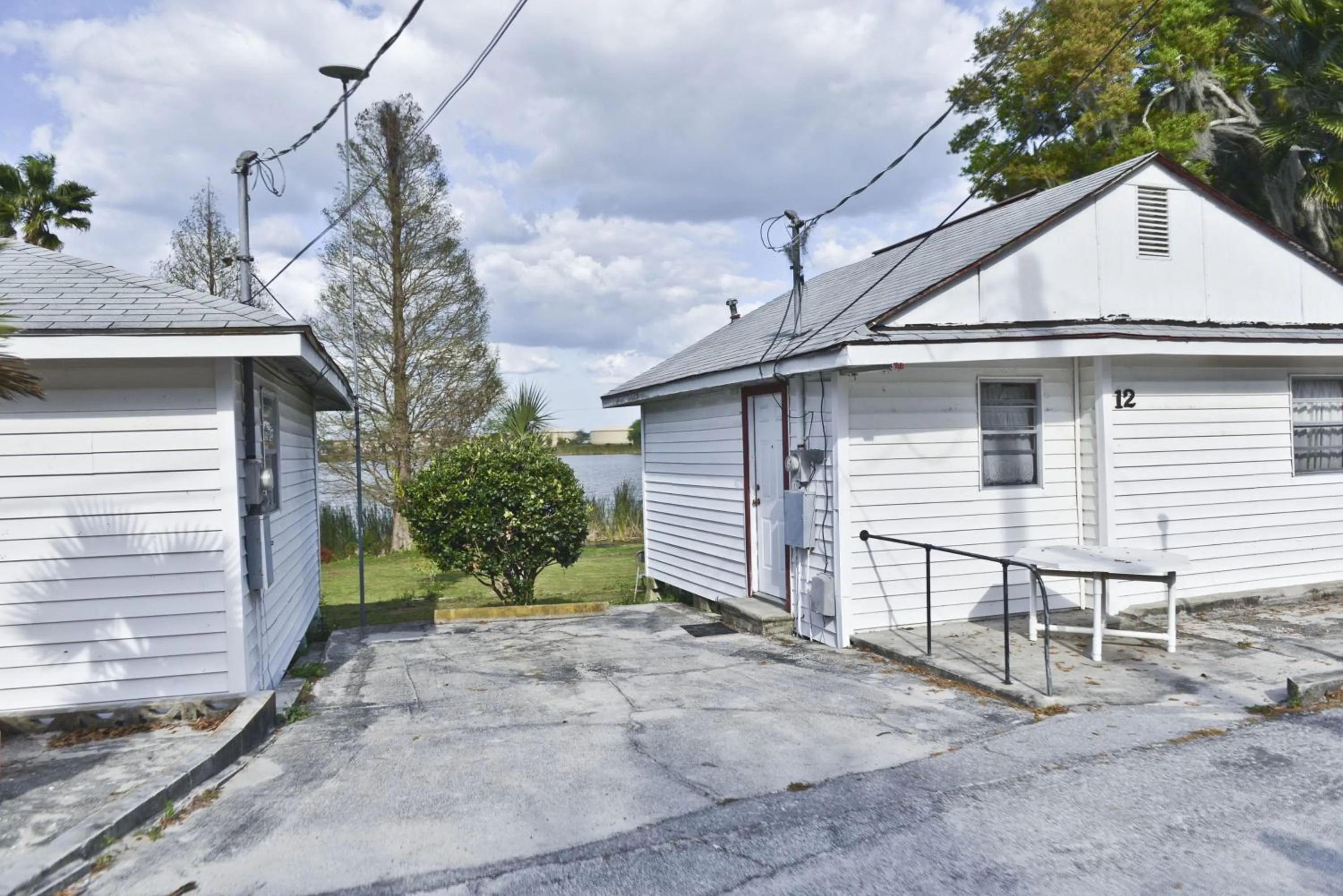 Area and facilities in Lake Ida Beach Resort