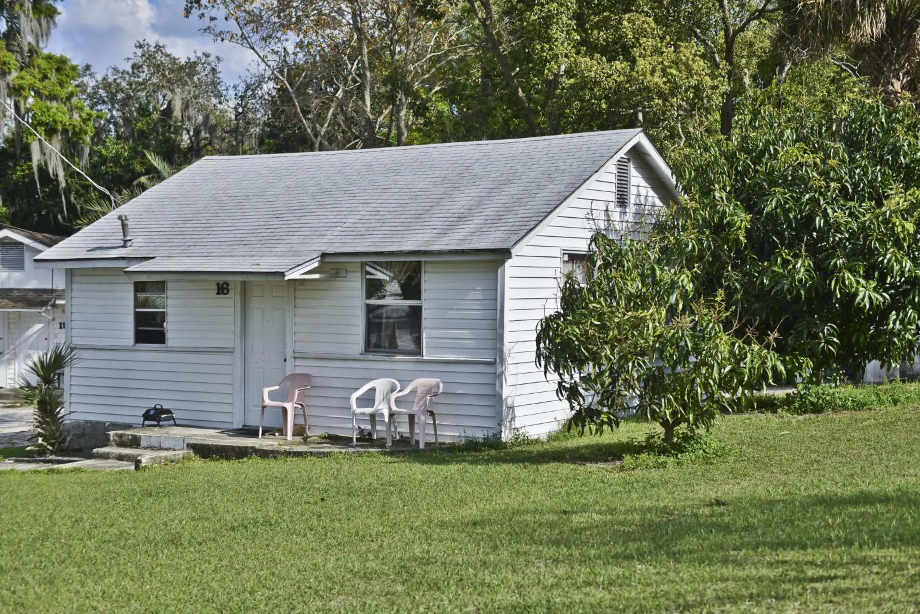 Standard Queen Room in Lake Ida Beach Resort Standard Queen Room in Lake Ida Beach Resort