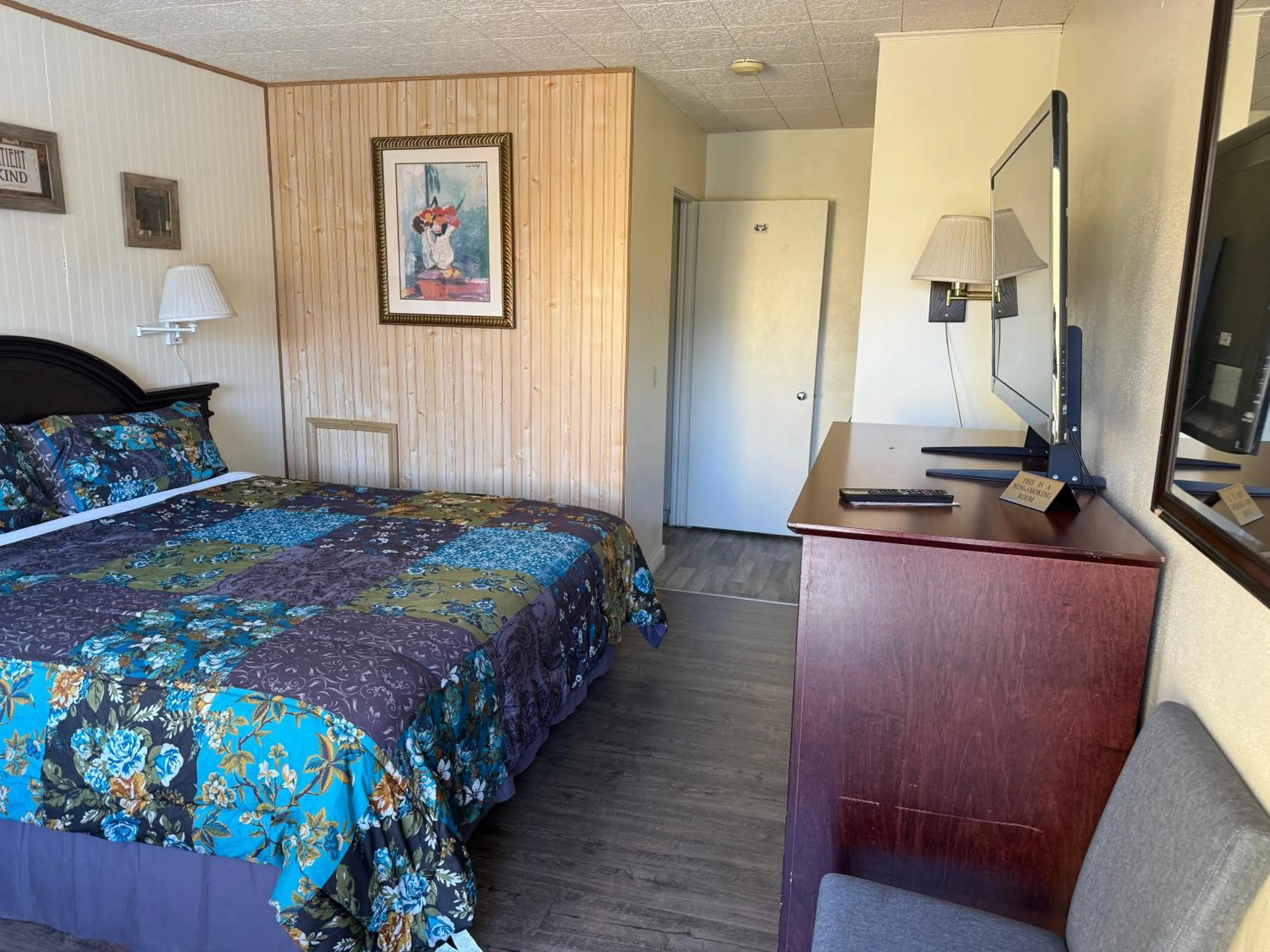 Bed in Downtowner Inn