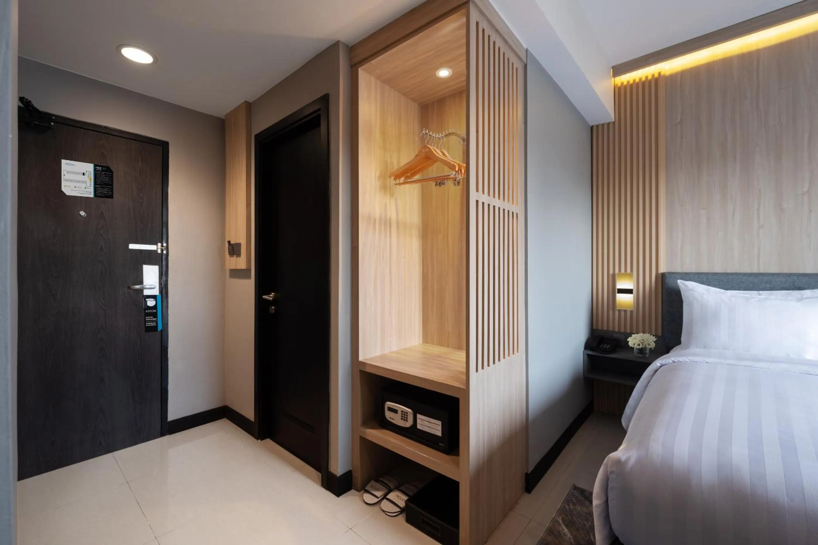 wardrobe, Bed in favehotel Rembang