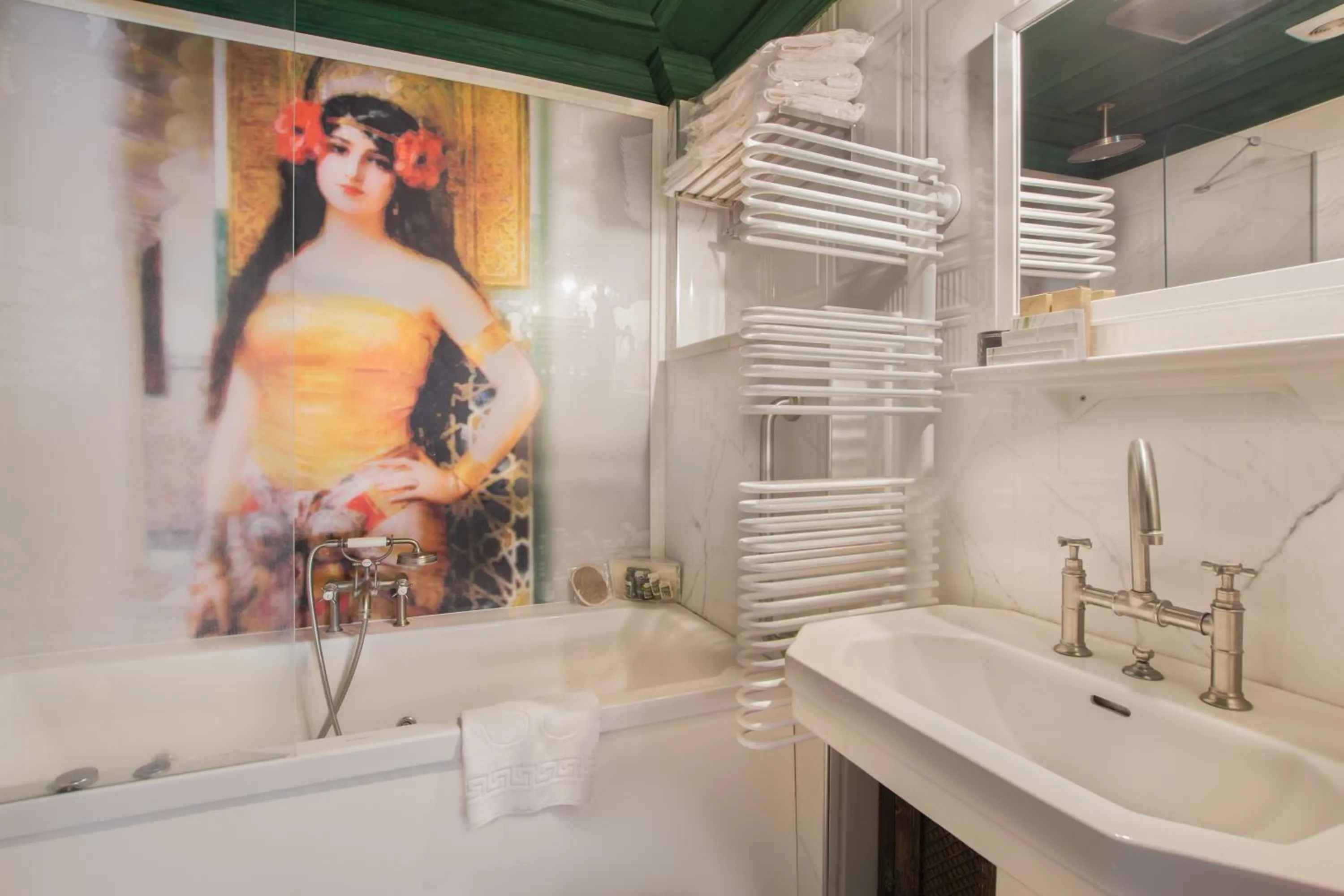 Hot Tub in Cappadocia Minia Cave Hotel