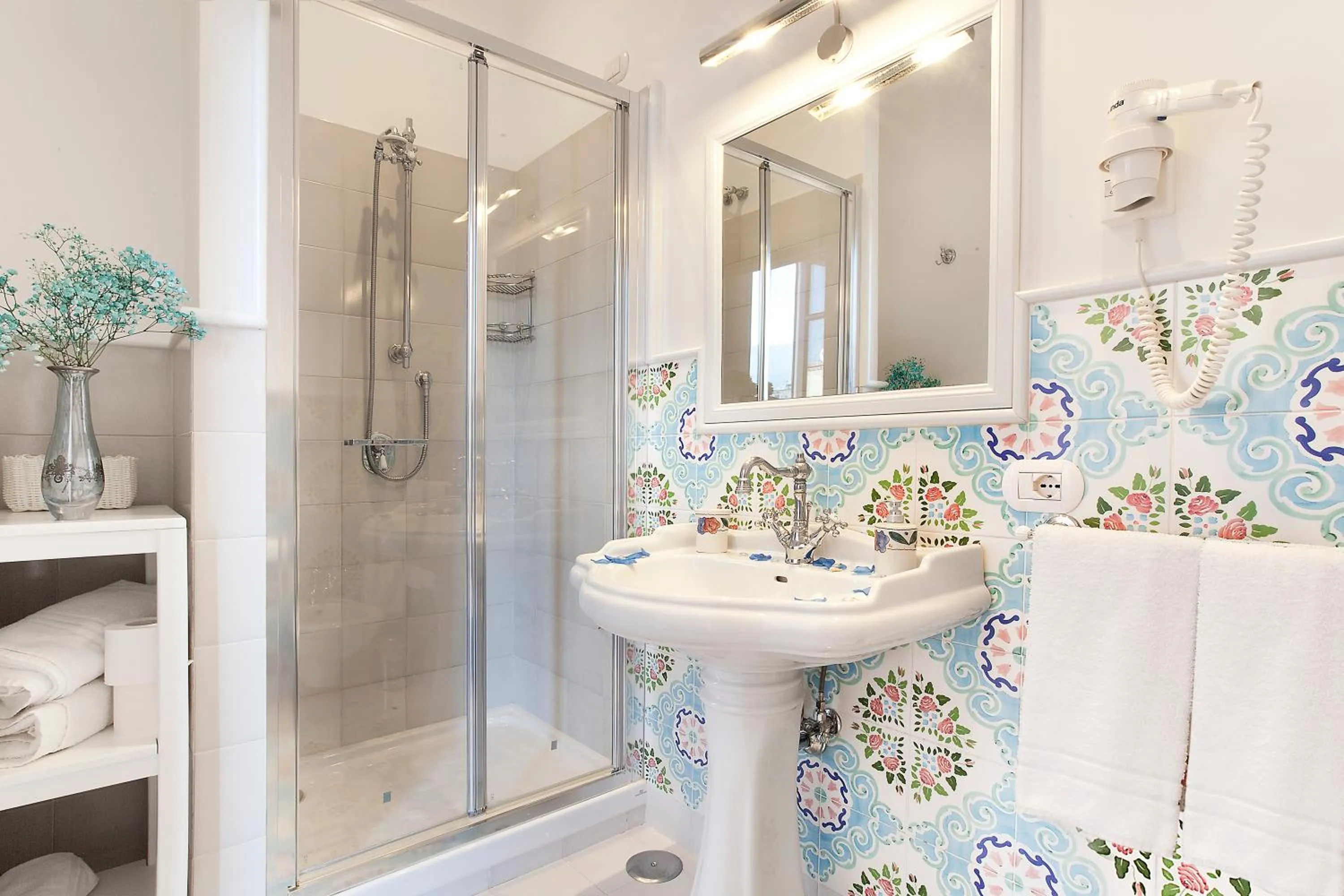 Shower in La Casa dell'Orologio - MAIN SQUARE