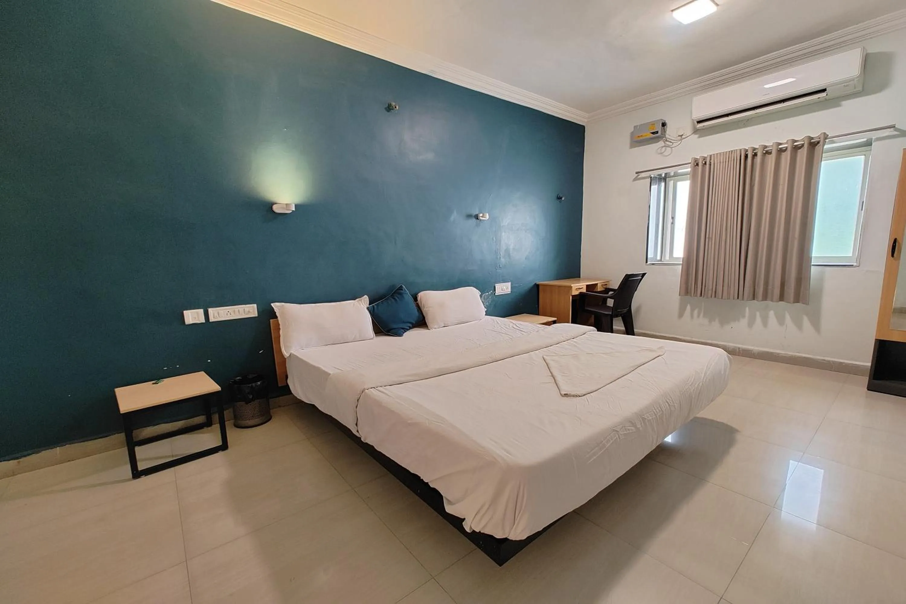 Bedroom, Bed in Hotel Sai Inn Executive