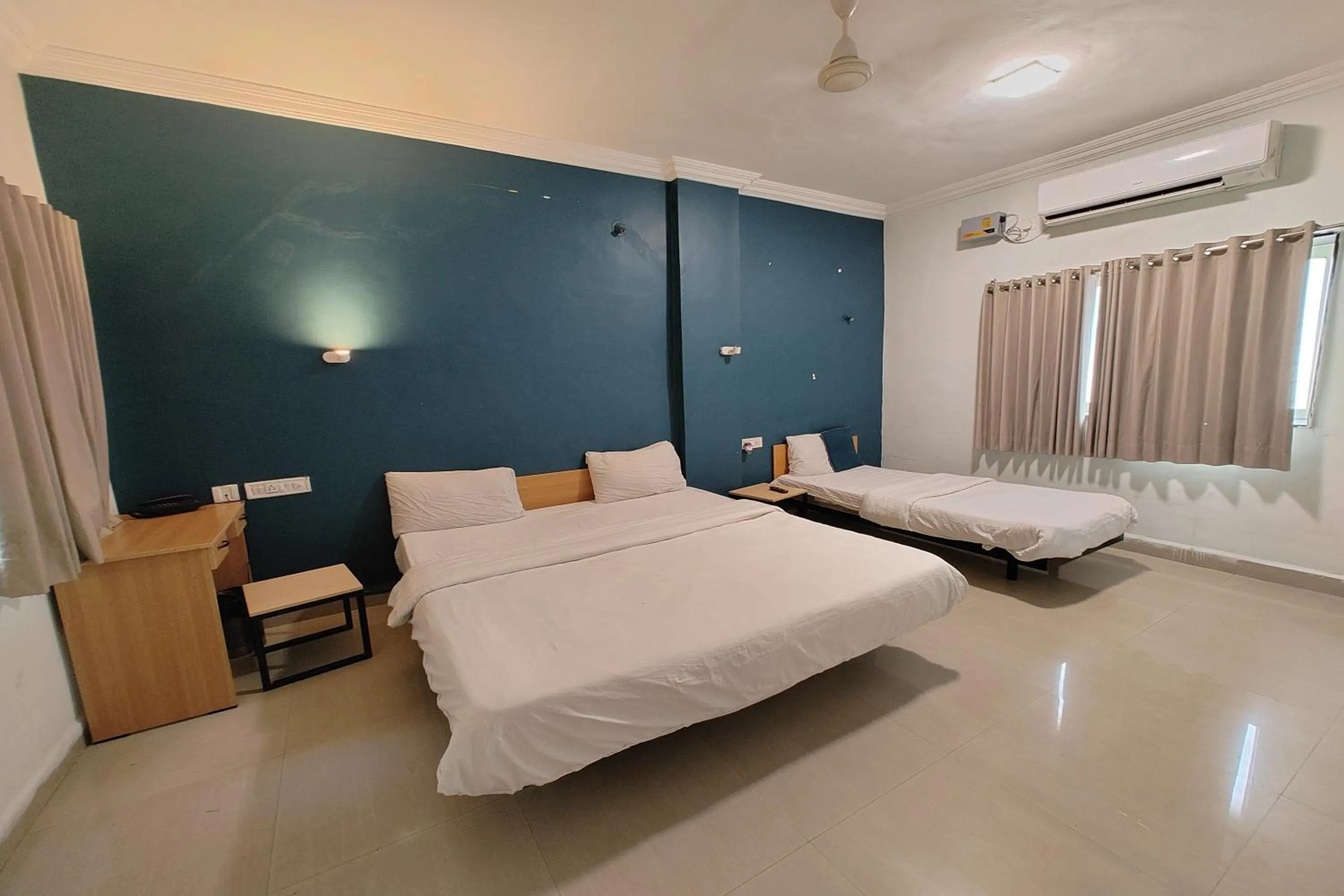 Bedroom, Bed in Hotel Sai Inn Executive