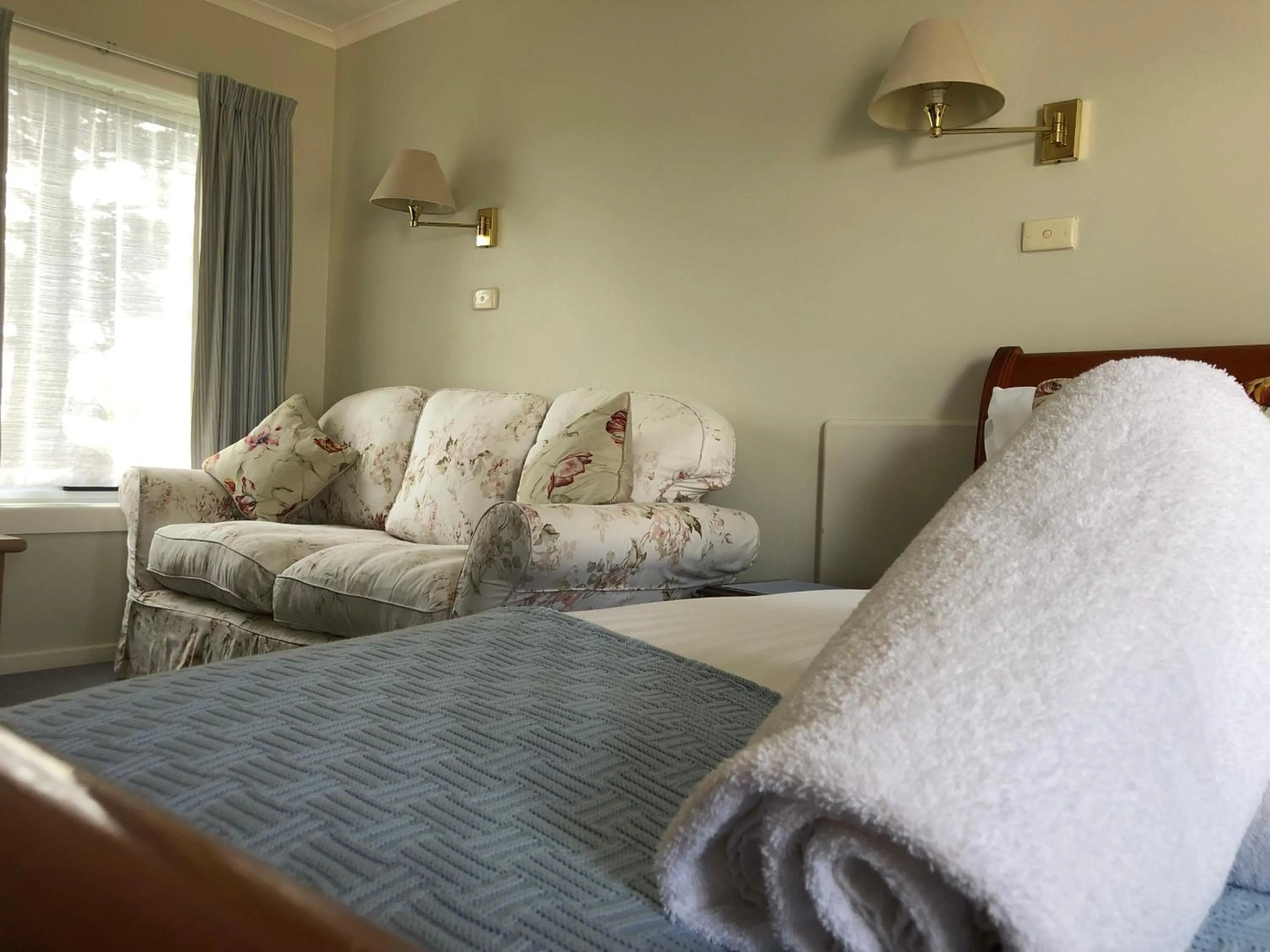 Living room, Bed in Douglas Riverside