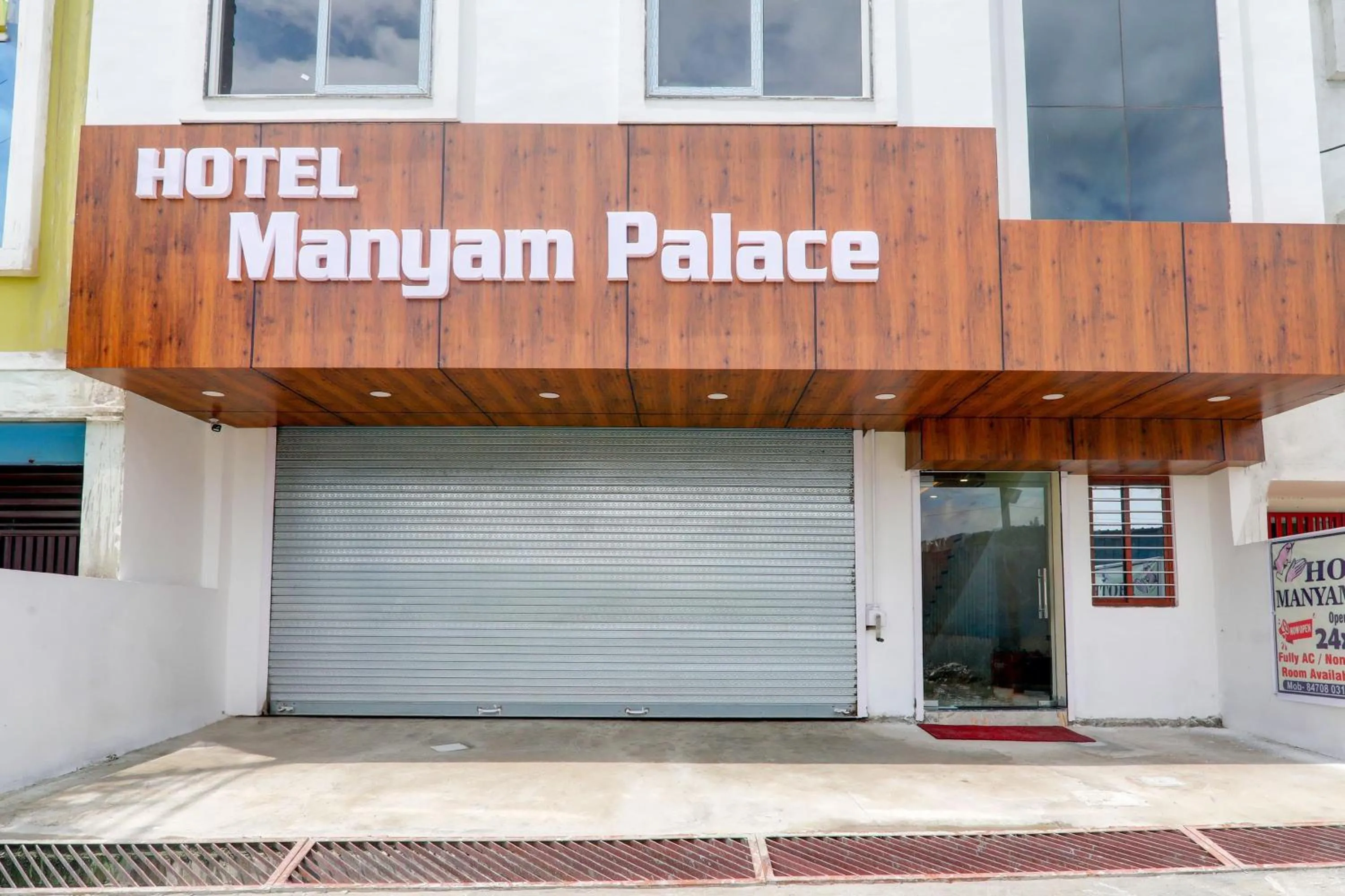 Facade/entrance in Super Hotel O Manyam Palace