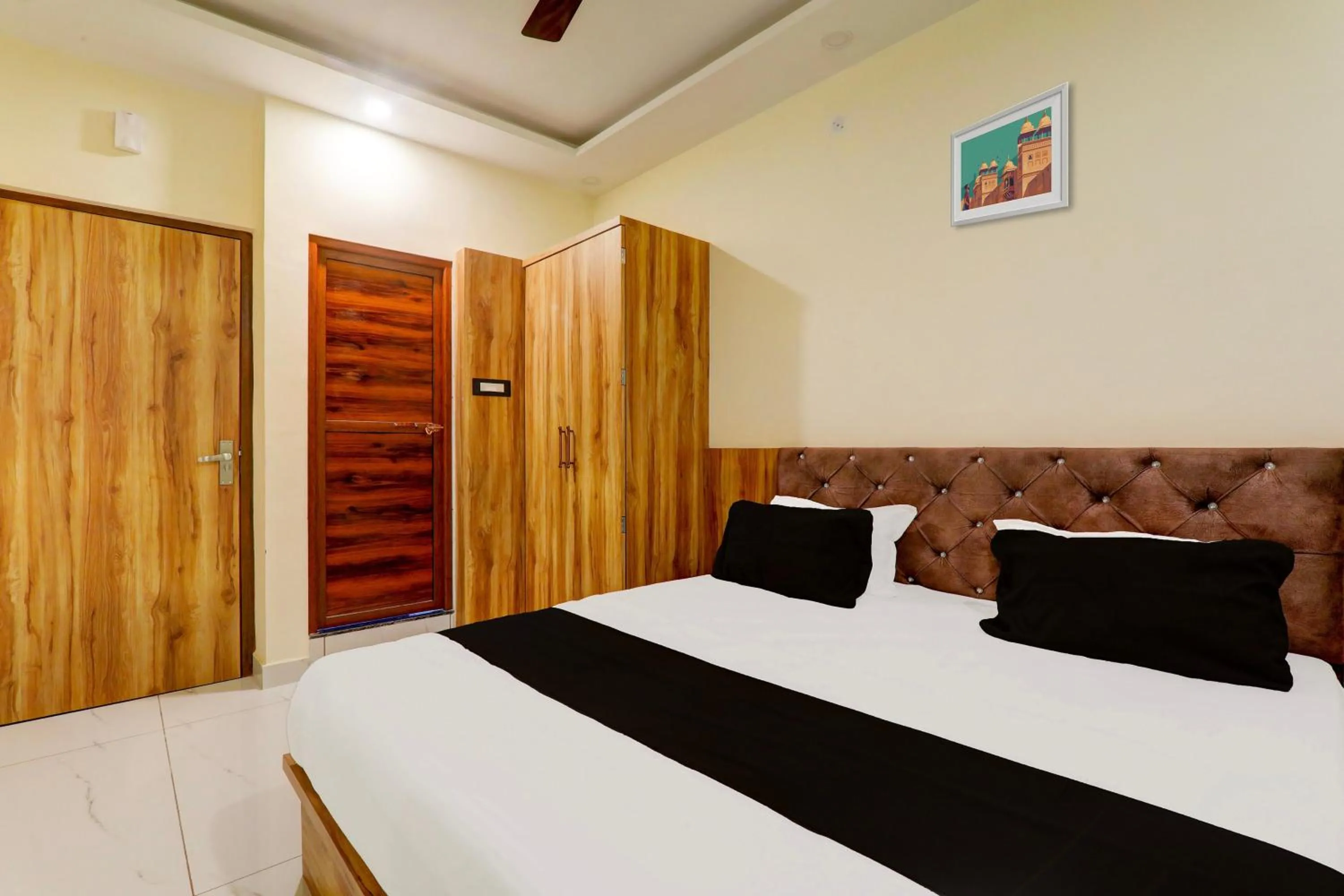 Facade/entrance, Bed in Super Hotel O Manyam Palace