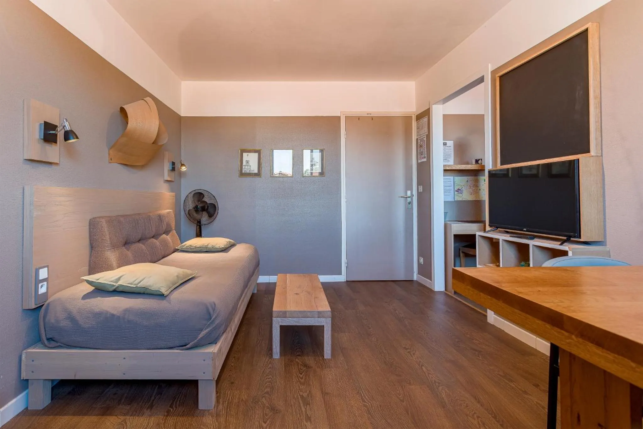 Living room, Bed in Résidence L'Atelier