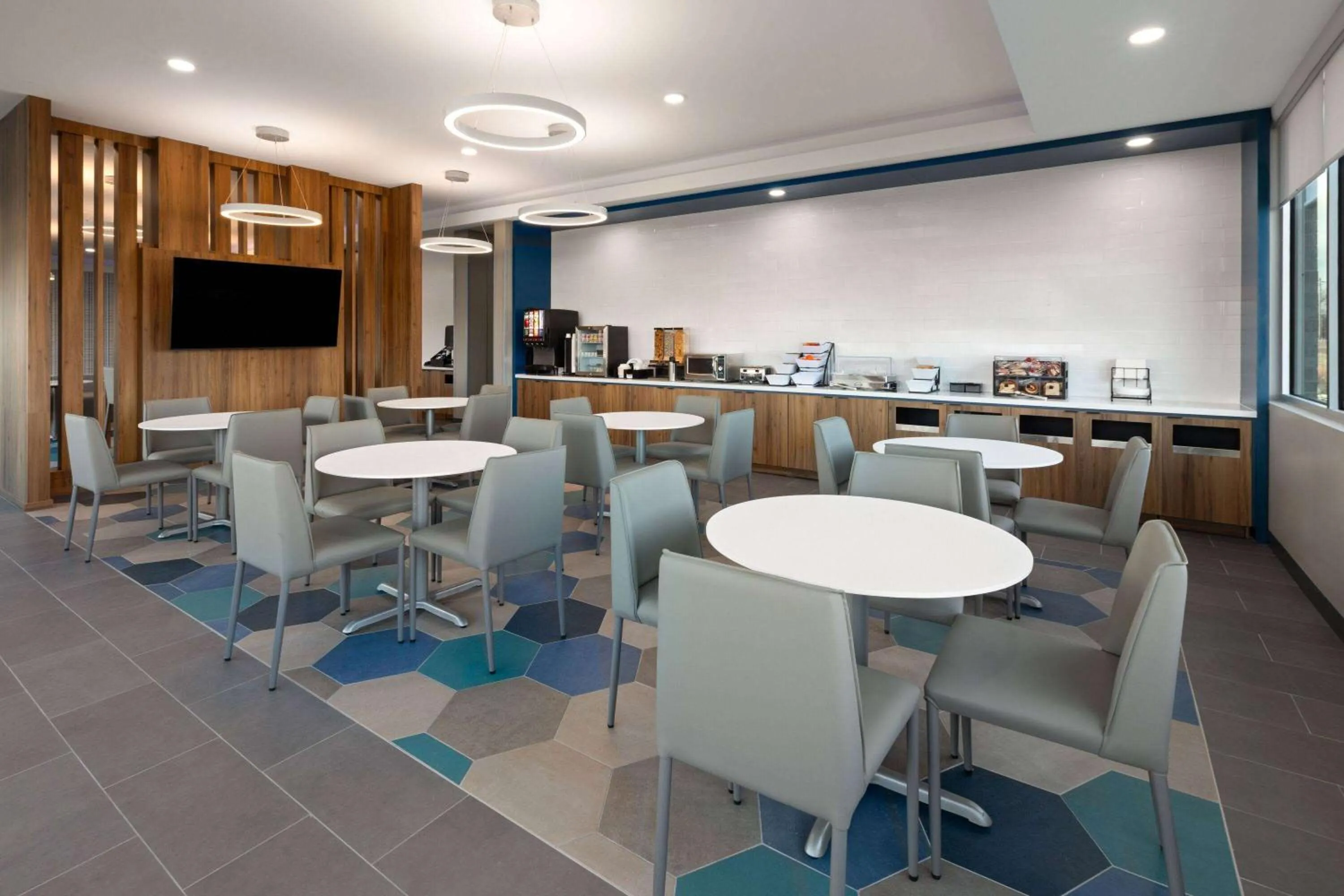 Breakfast in Microtel Inn & Suites by Wyndham Olive Branch