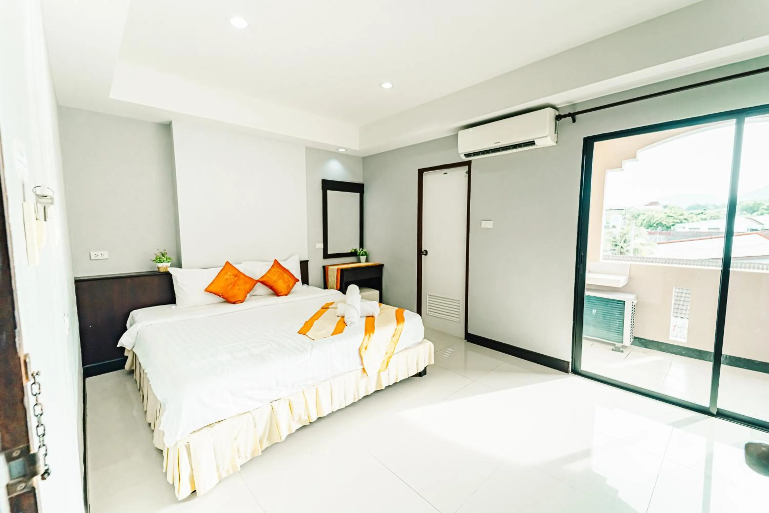 Photo of the whole room, Bed in Saiyuan Residence Phuket