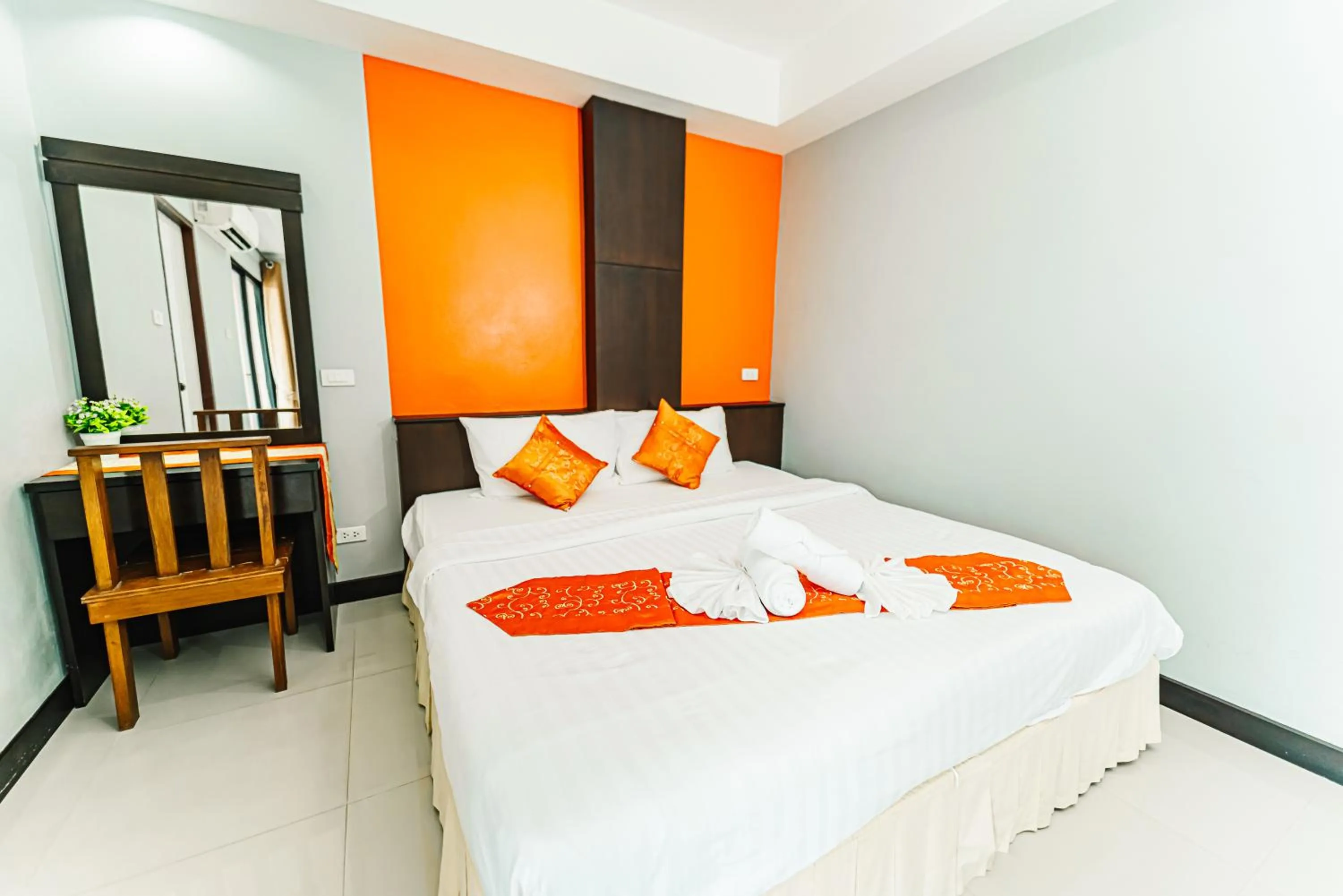 Photo of the whole room, Bed in Saiyuan Residence Phuket