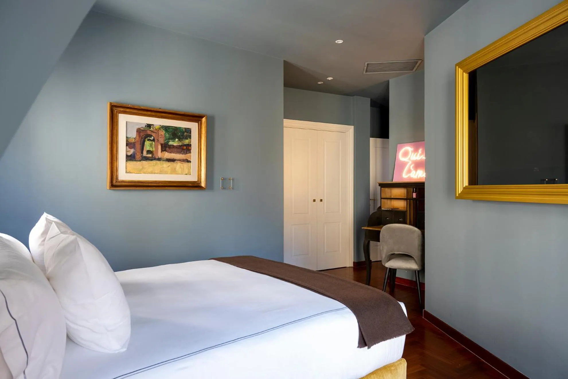 Bed in Elizabeth Unique Apartments - a Member of Design Hotels