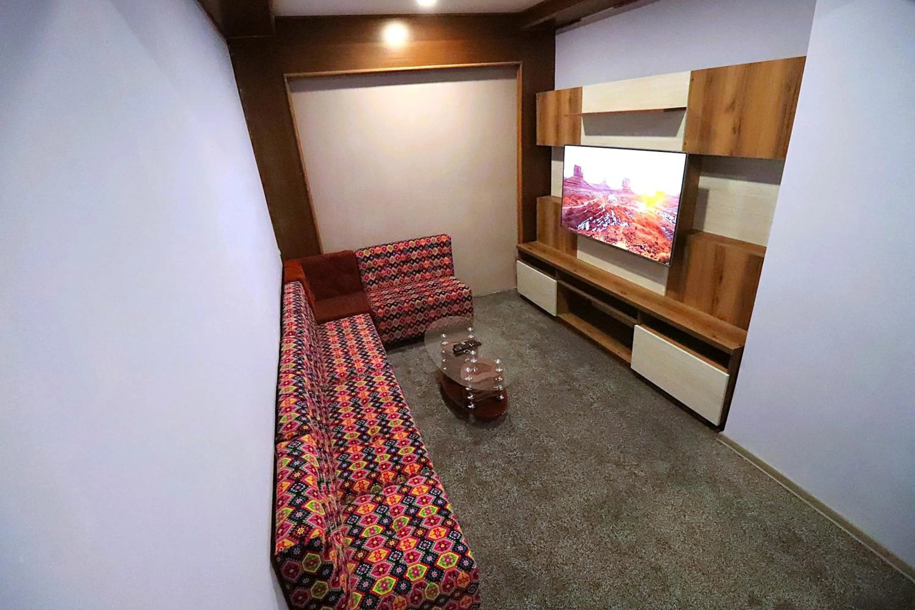 Communal lounge/ TV room in Amazon Hotel - Free Massage