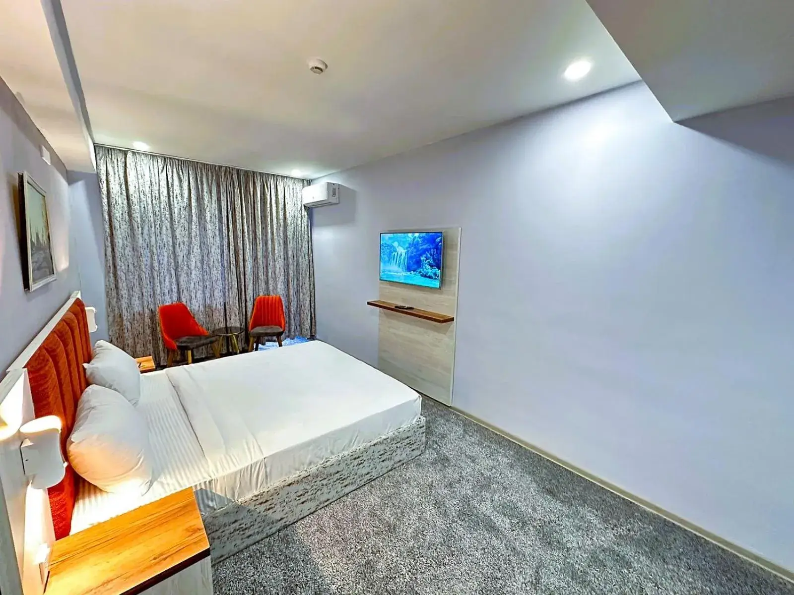 TV and multimedia, Bed in Amazon Hotel - Free Massage TV and multimedia, Bed in Amazon Hotel - Free Massage