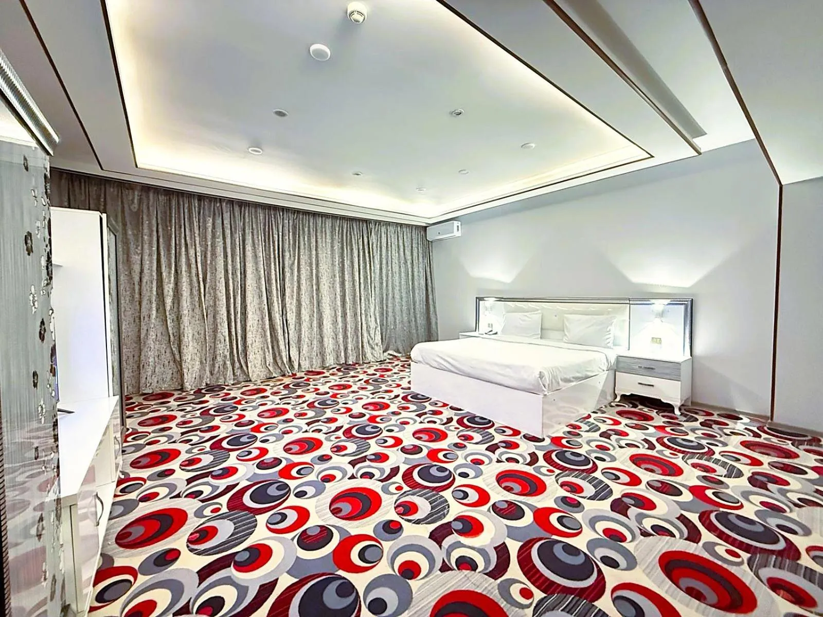 Bedroom, Bed in Amazon Hotel - Free Massage