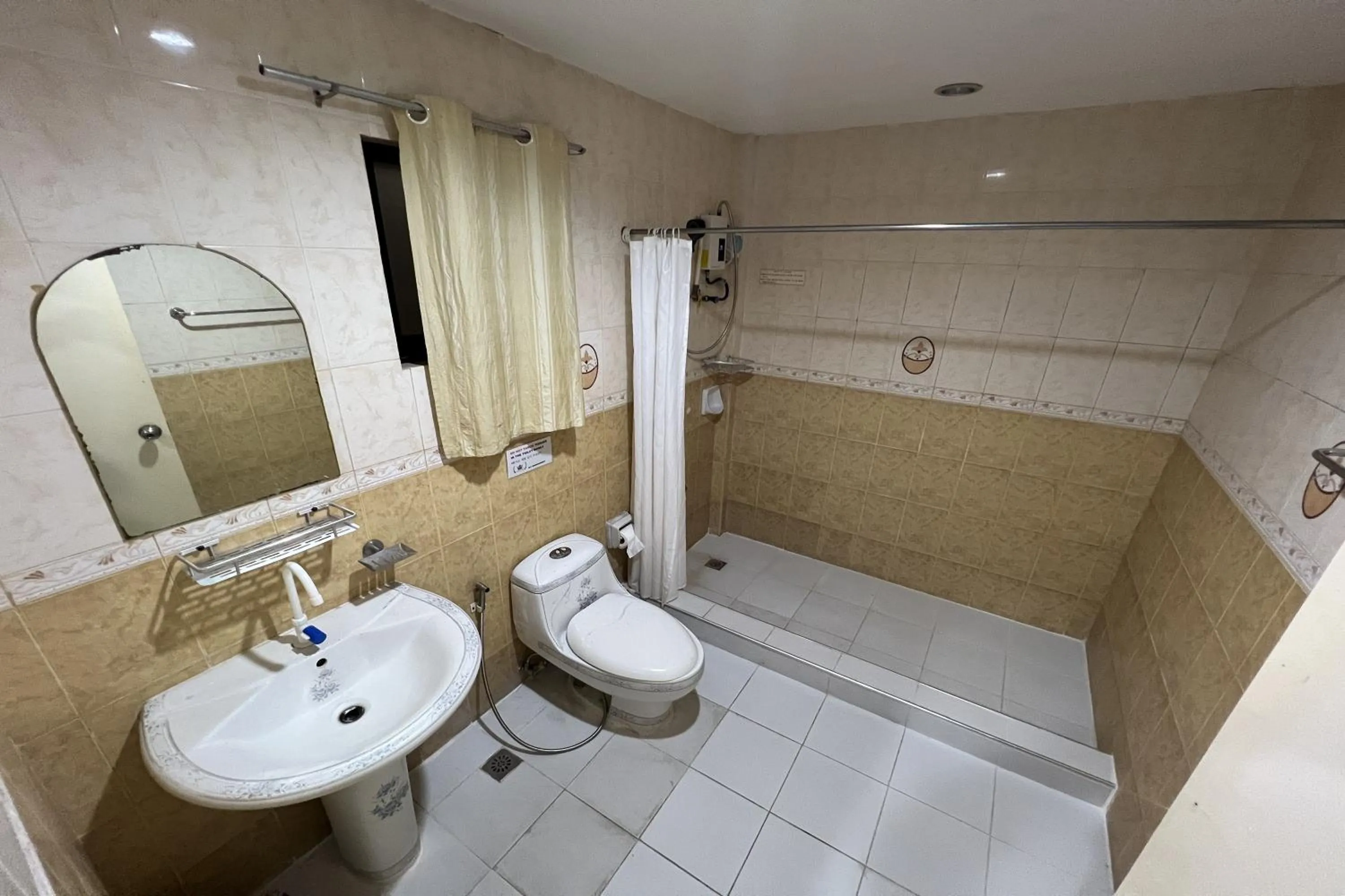 Shower in Garden Suite Hotel near Koreatown