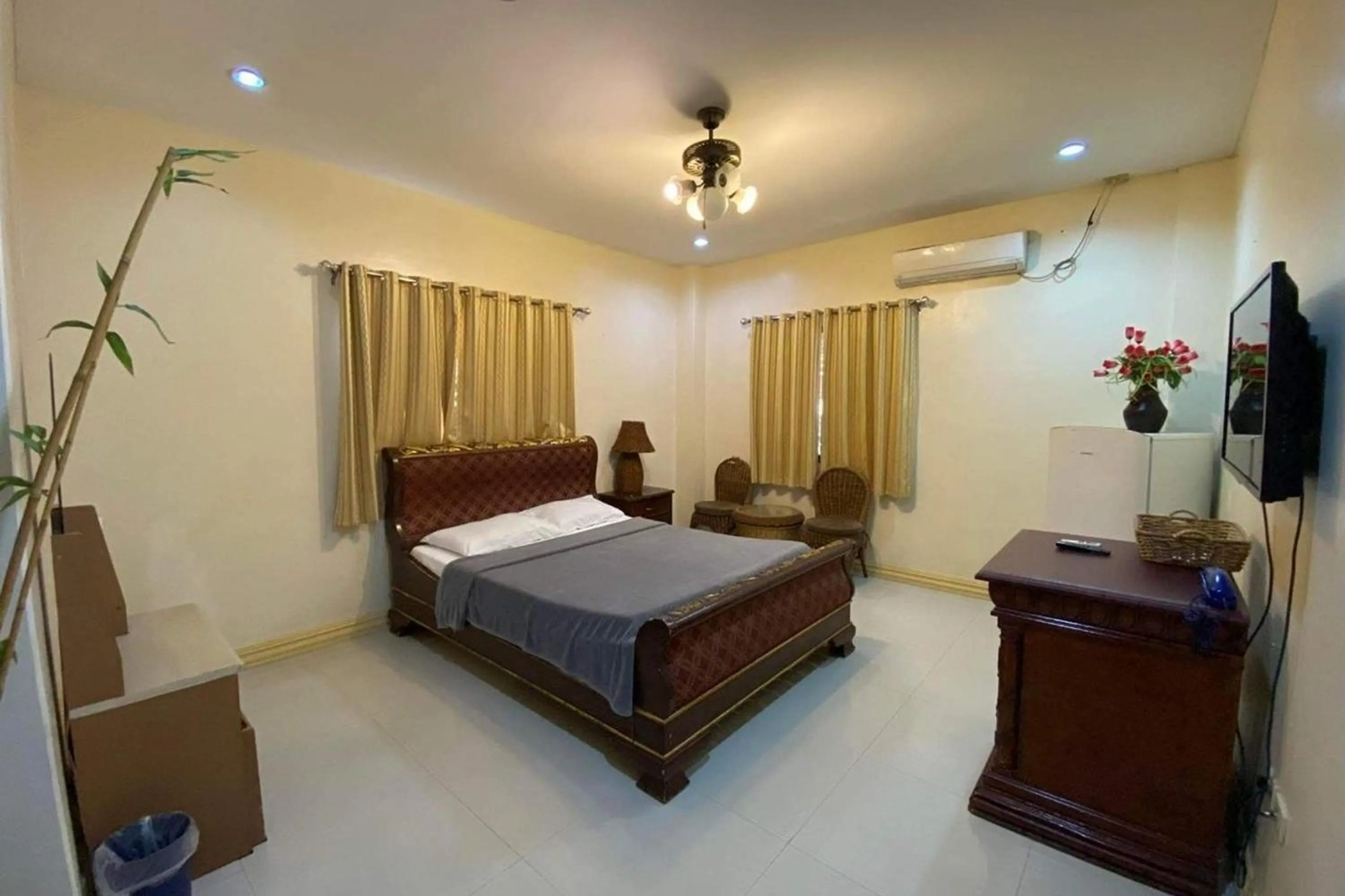 Bed in Garden Suite Hotel near Koreatown