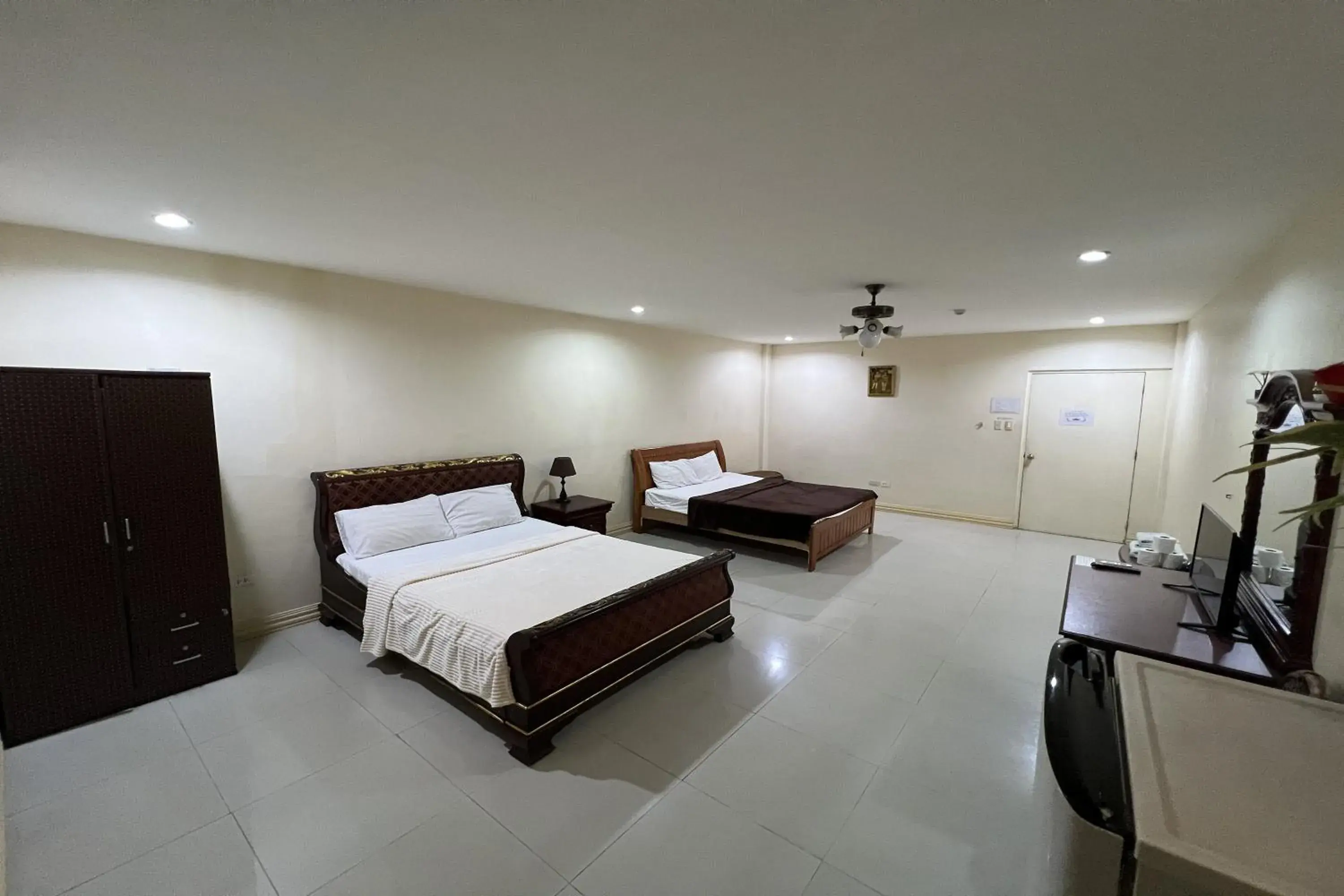 Bed in Garden Suite Hotel near Koreatown Bed in Garden Suite Hotel near Koreatown