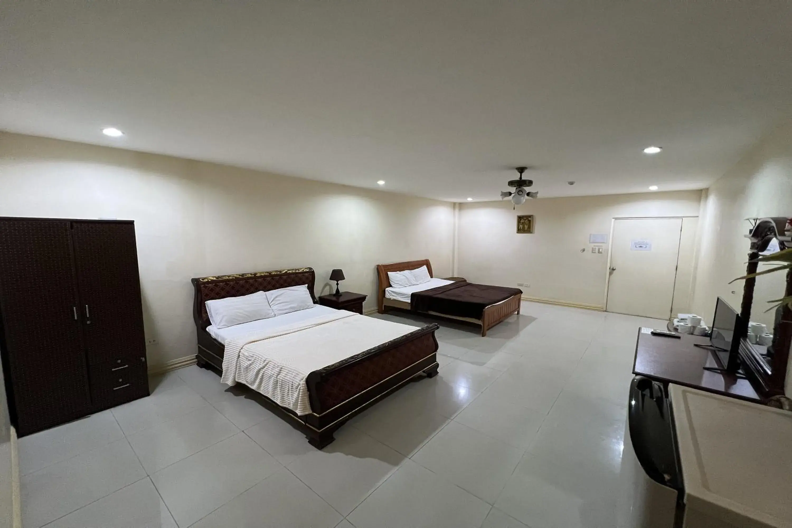 Bed in Garden Suite Hotel near Koreatown Bed in Garden Suite Hotel near Koreatown