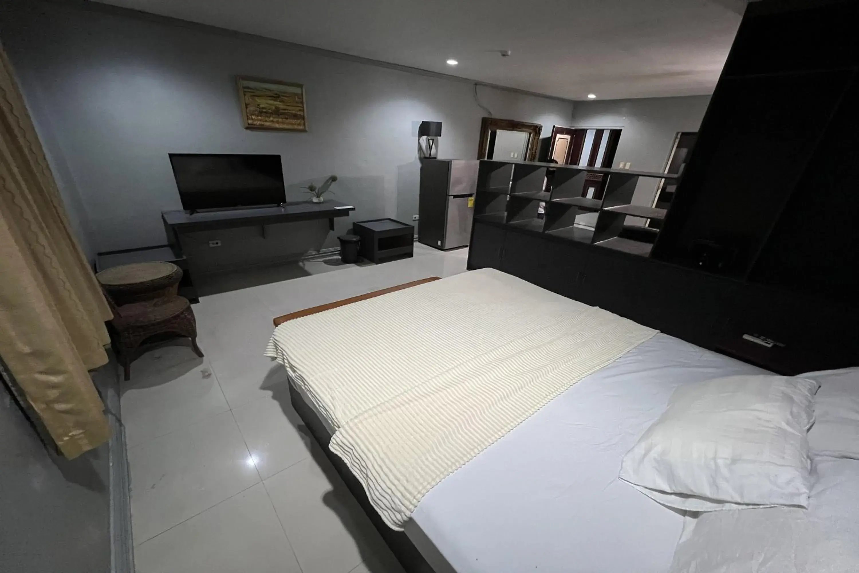 Communal lounge/ TV room, Bed in Garden Suite Hotel near Koreatown Communal lounge/ TV room, Bed in Garden Suite Hotel near Koreatown