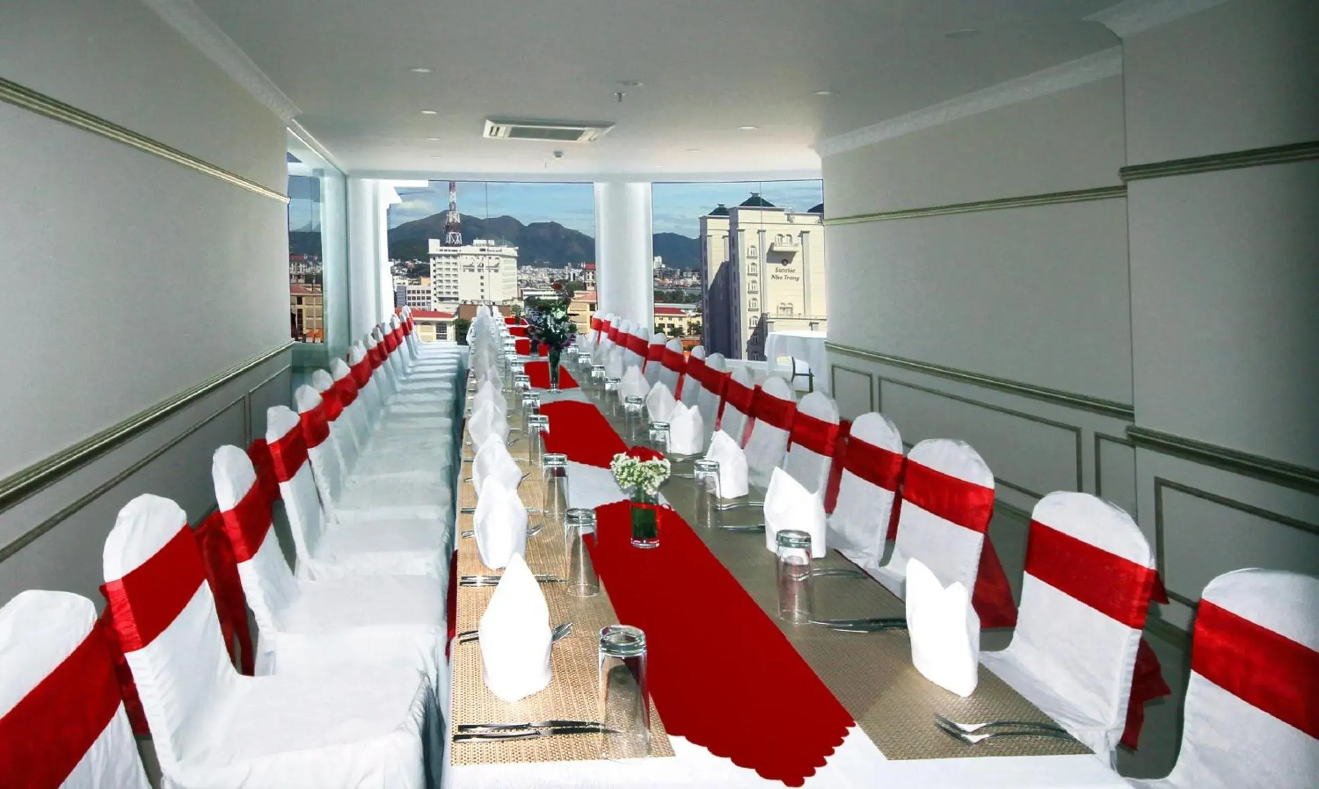 Restaurant/places to eat in Nha Trang Palace Hotel Restaurant/places to eat in Nha Trang Palace Hotel