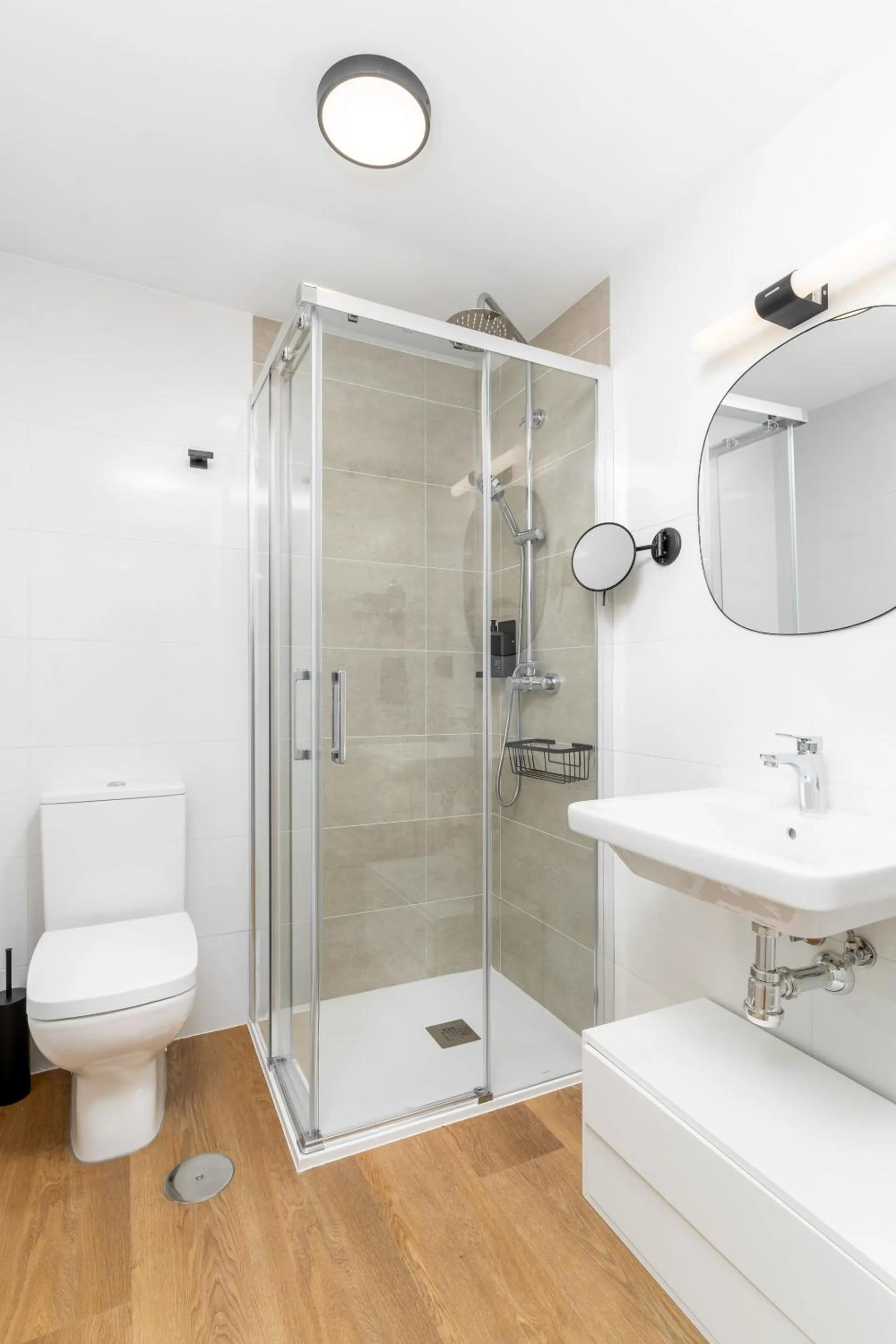 Shower in Limehome Oviedo Calle Postigo Bajo