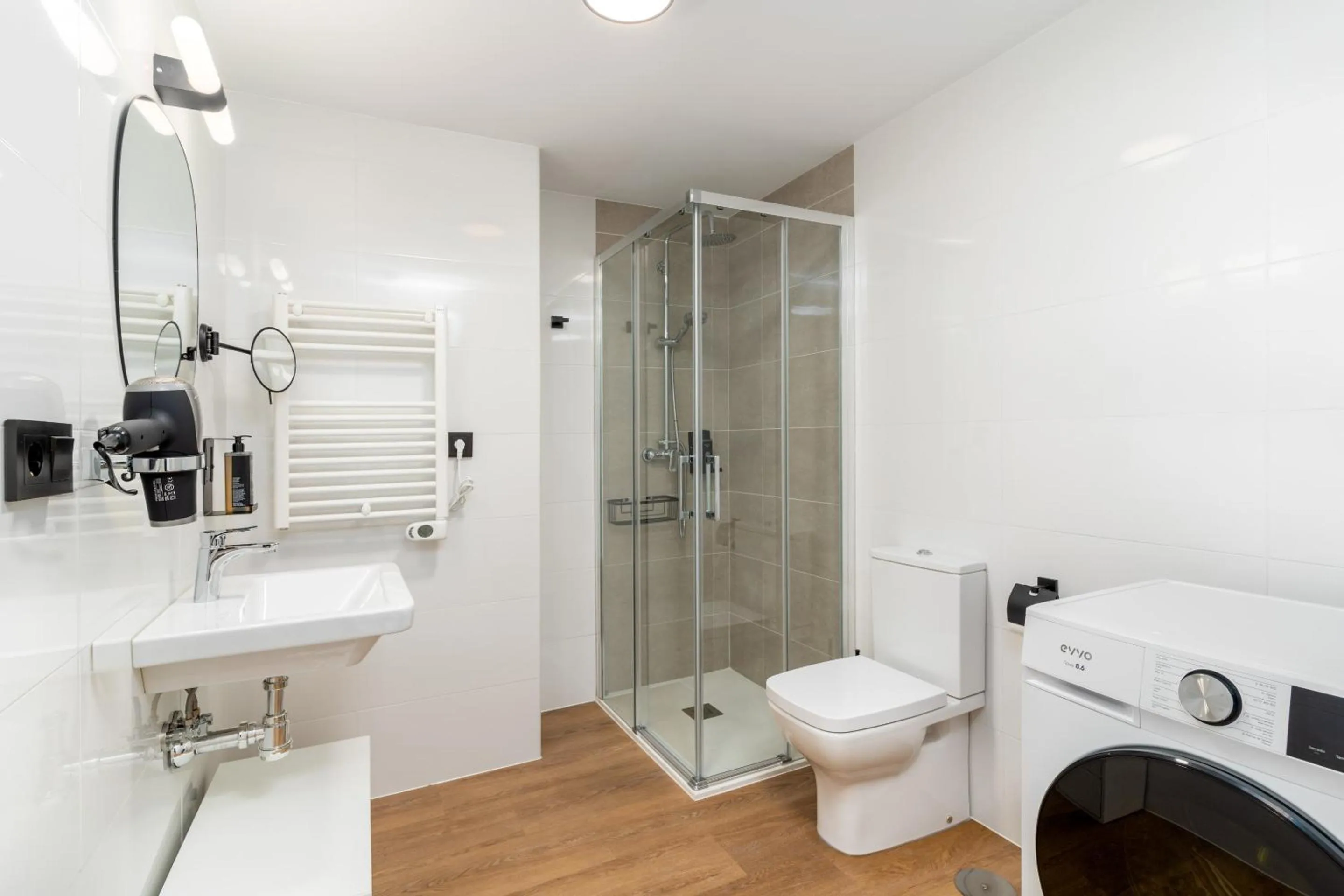 Shower in Limehome Oviedo Calle Postigo Bajo