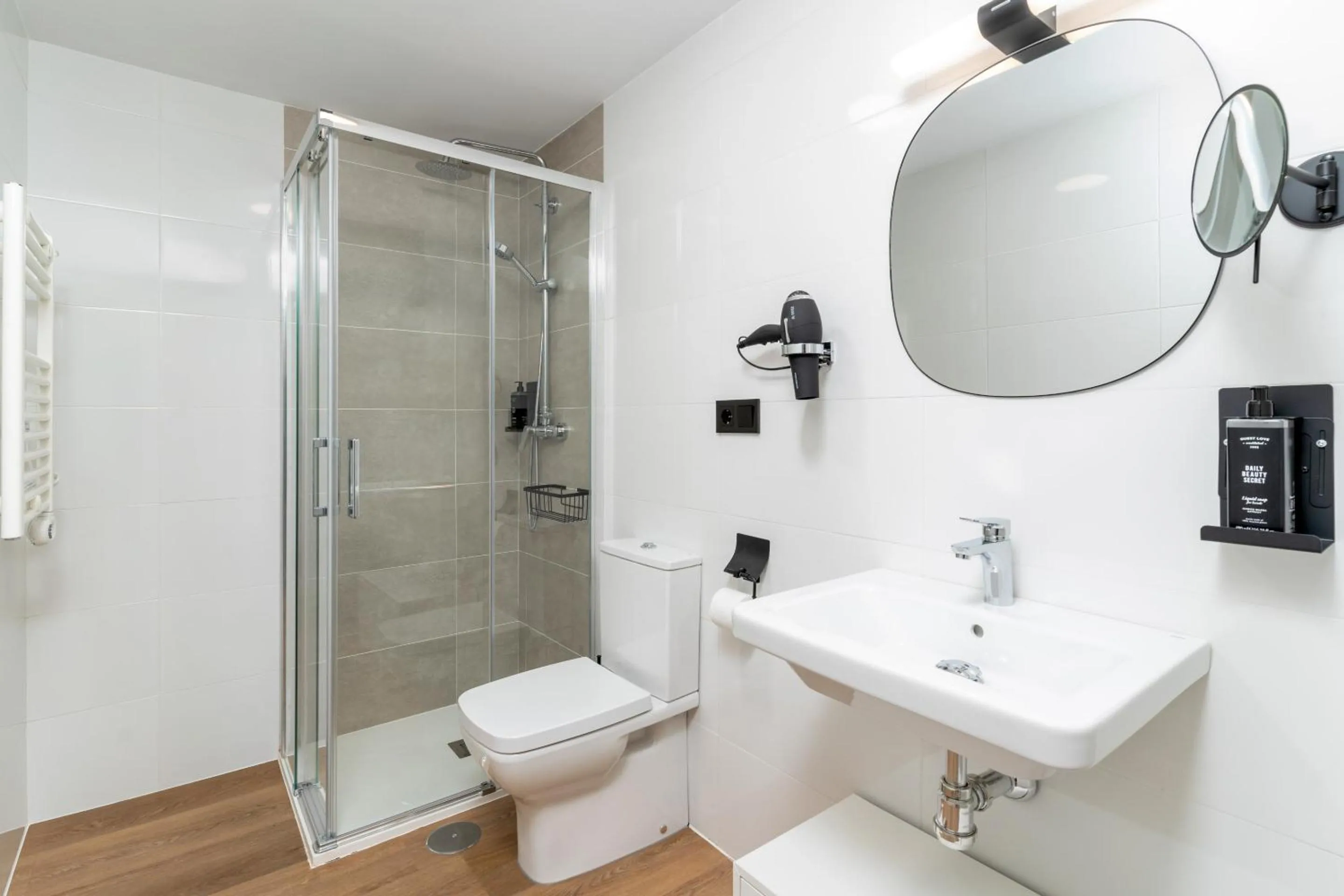 Shower in Limehome Oviedo Calle Postigo Bajo