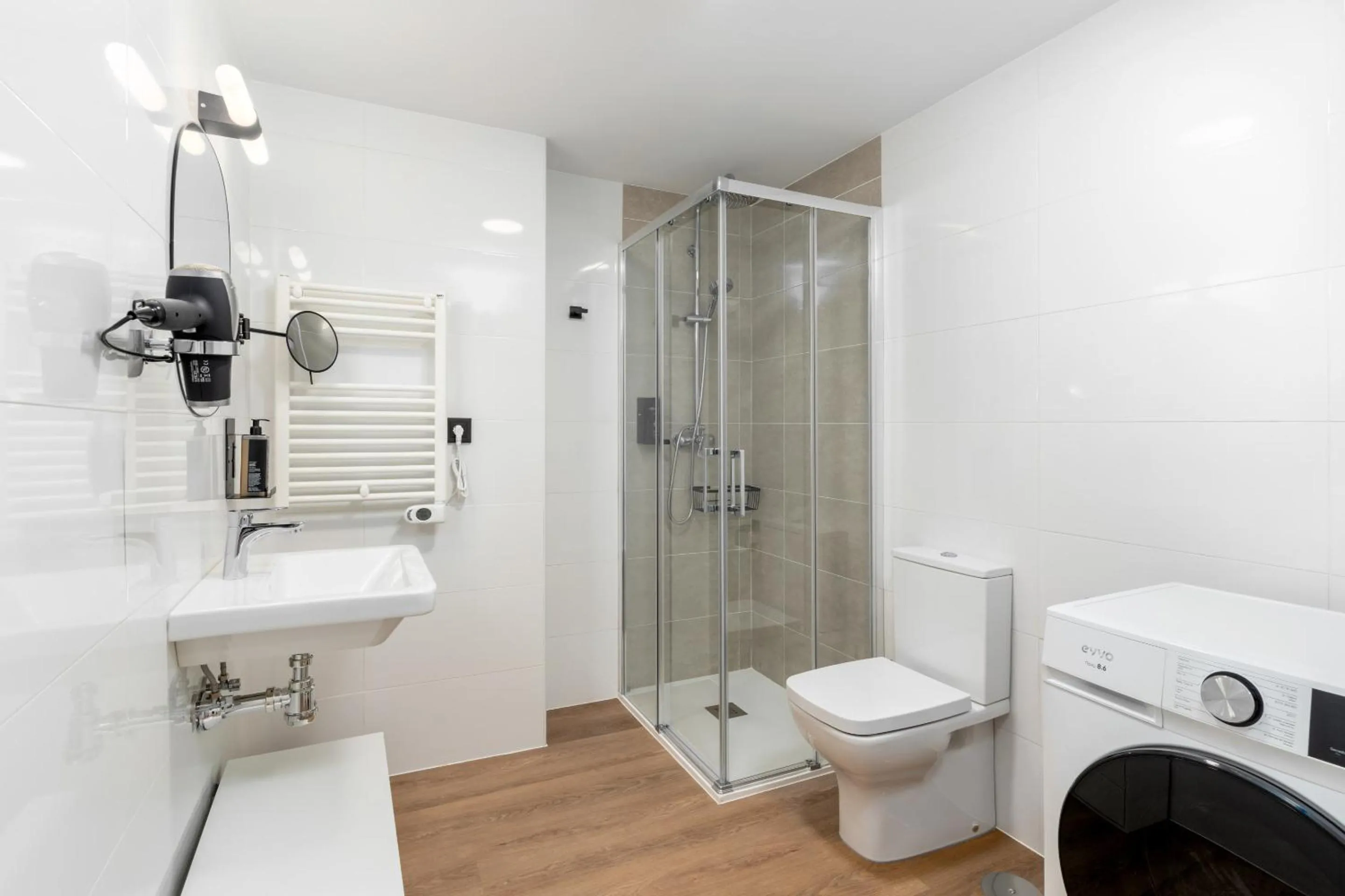 Shower in Limehome Oviedo Calle Postigo Bajo